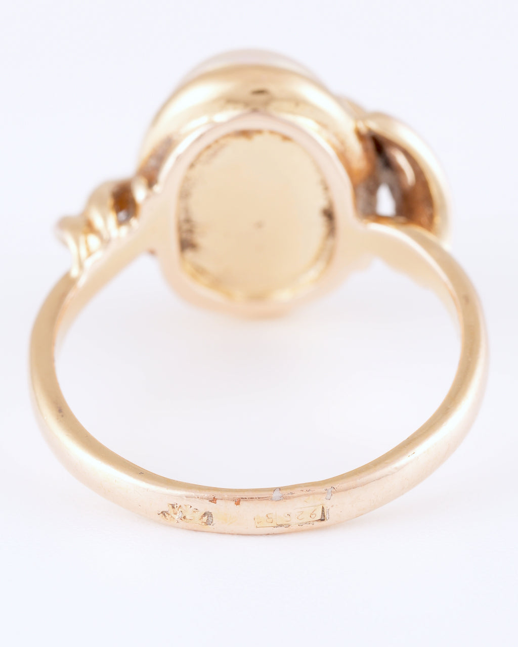 Eleganter Statement-Ring aus vergoldetem Silber mit perlmuttfarbenem Cabochon