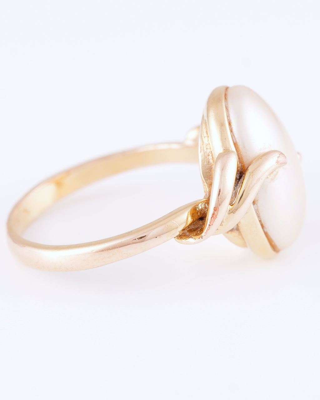 Eleganter Statement-Ring aus vergoldetem Silber mit perlmuttfarbenem Cabochon