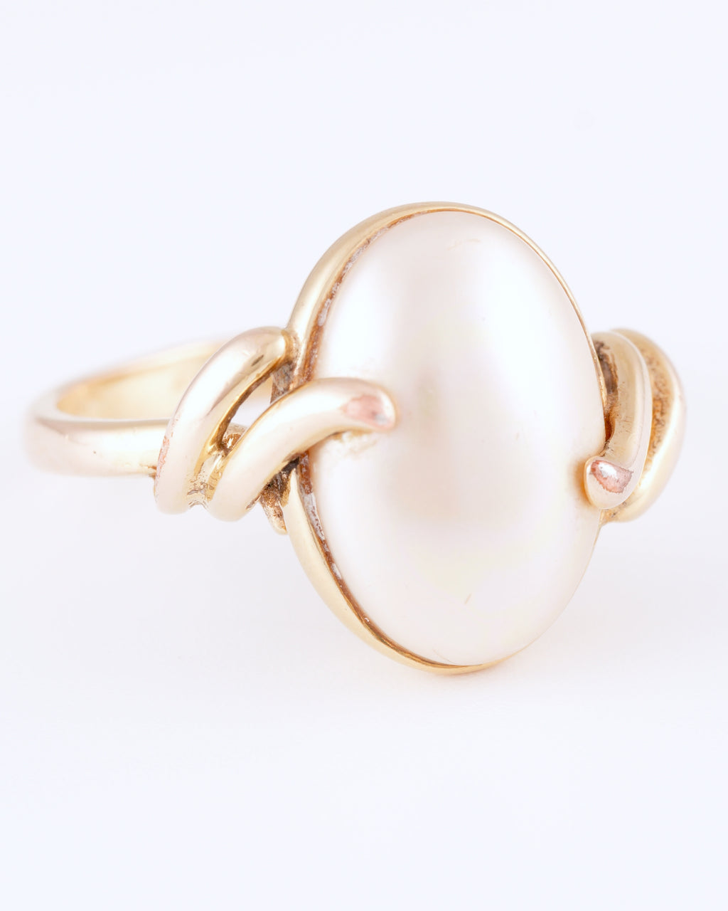 Eleganter Statement-Ring aus vergoldetem Silber mit perlmuttfarbenem Cabochon
