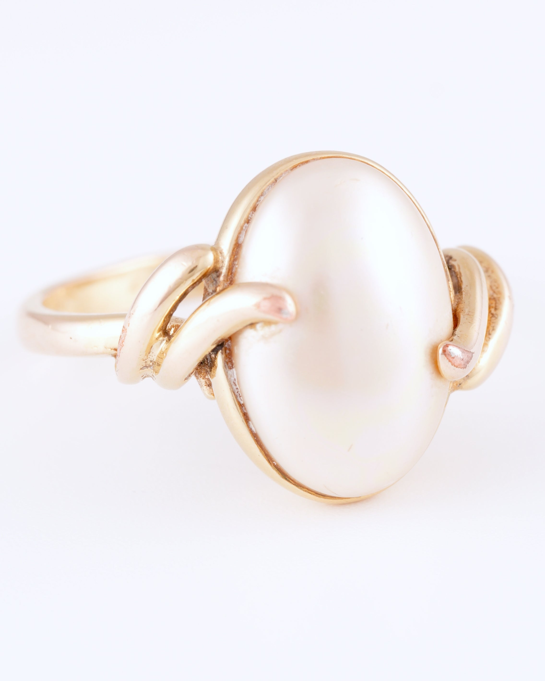 Eleganter Statement-Ring aus vergoldetem Silber mit perlmuttfarbenem Cabochon