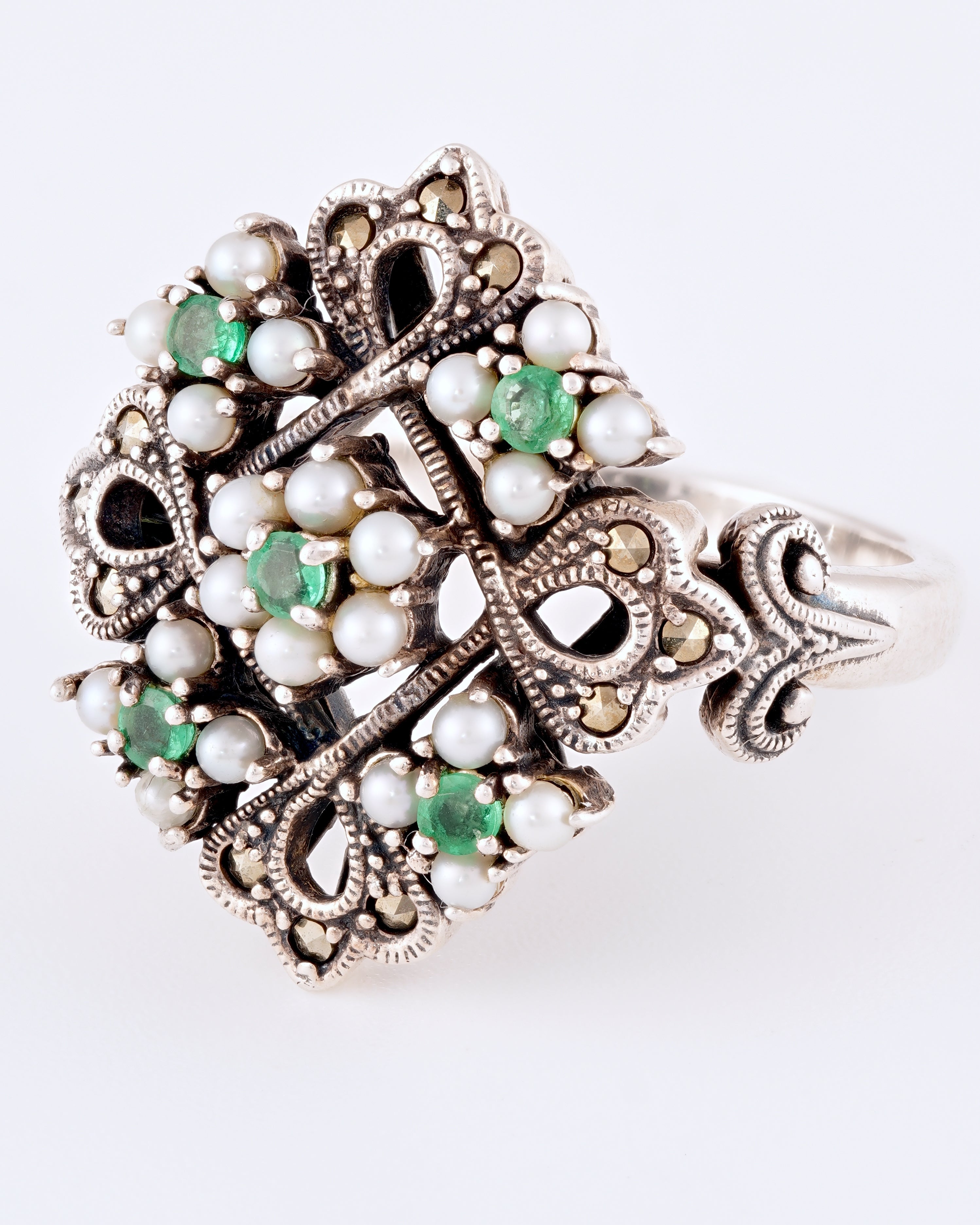 Opulenter Vintage-Stil Silberring mit Smaragden, Perlen und Markasit