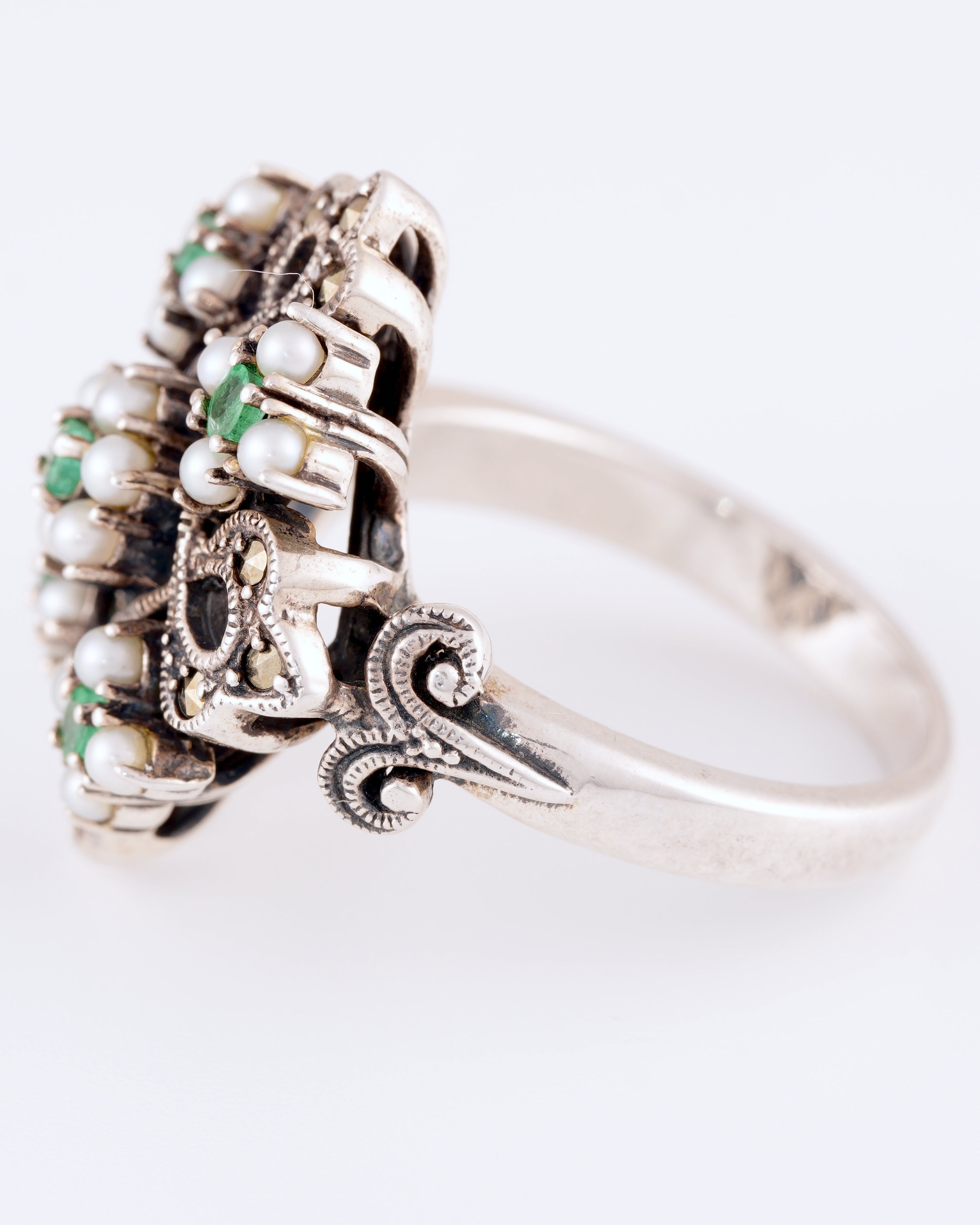 Opulenter Vintage-Stil Silberring mit Smaragden, Perlen und Markasit