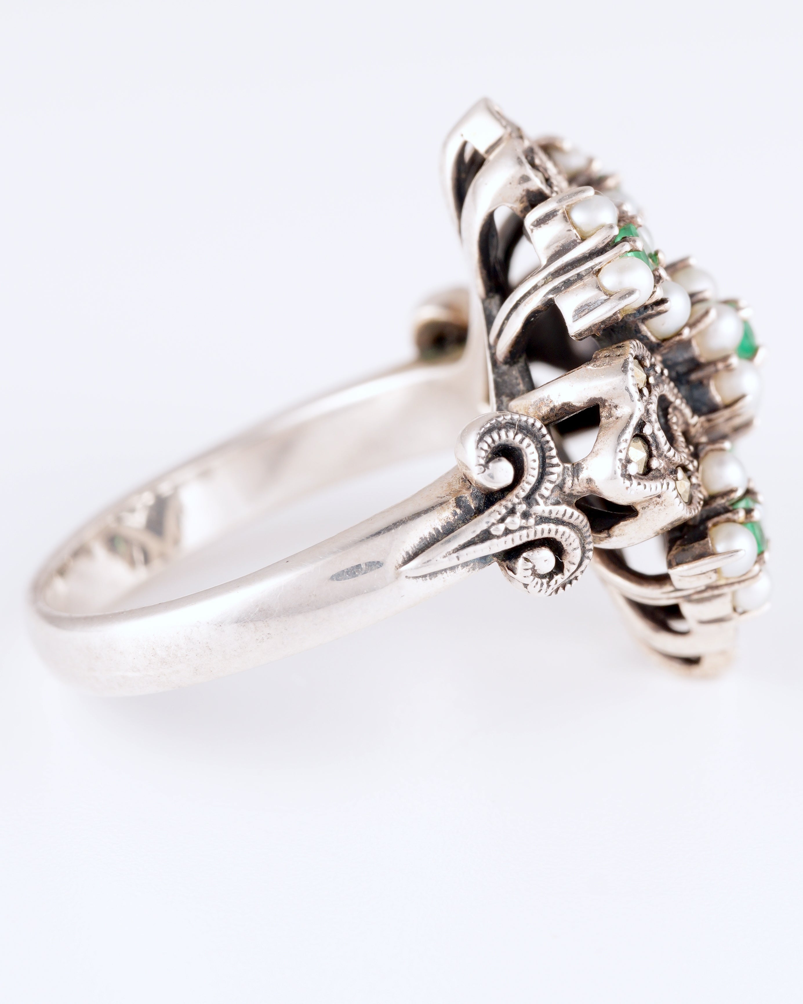 Opulenter Vintage-Stil Silberring mit Smaragden, Perlen und Markasit