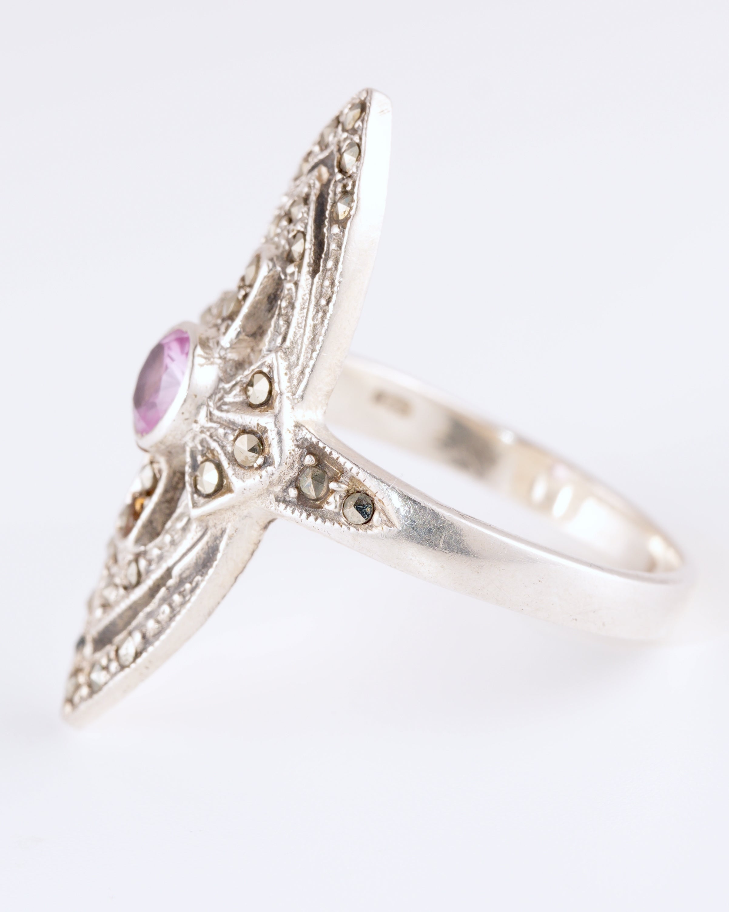 Vintage-Stil Navette-Ring aus Silber mit lila Stein und Markasit