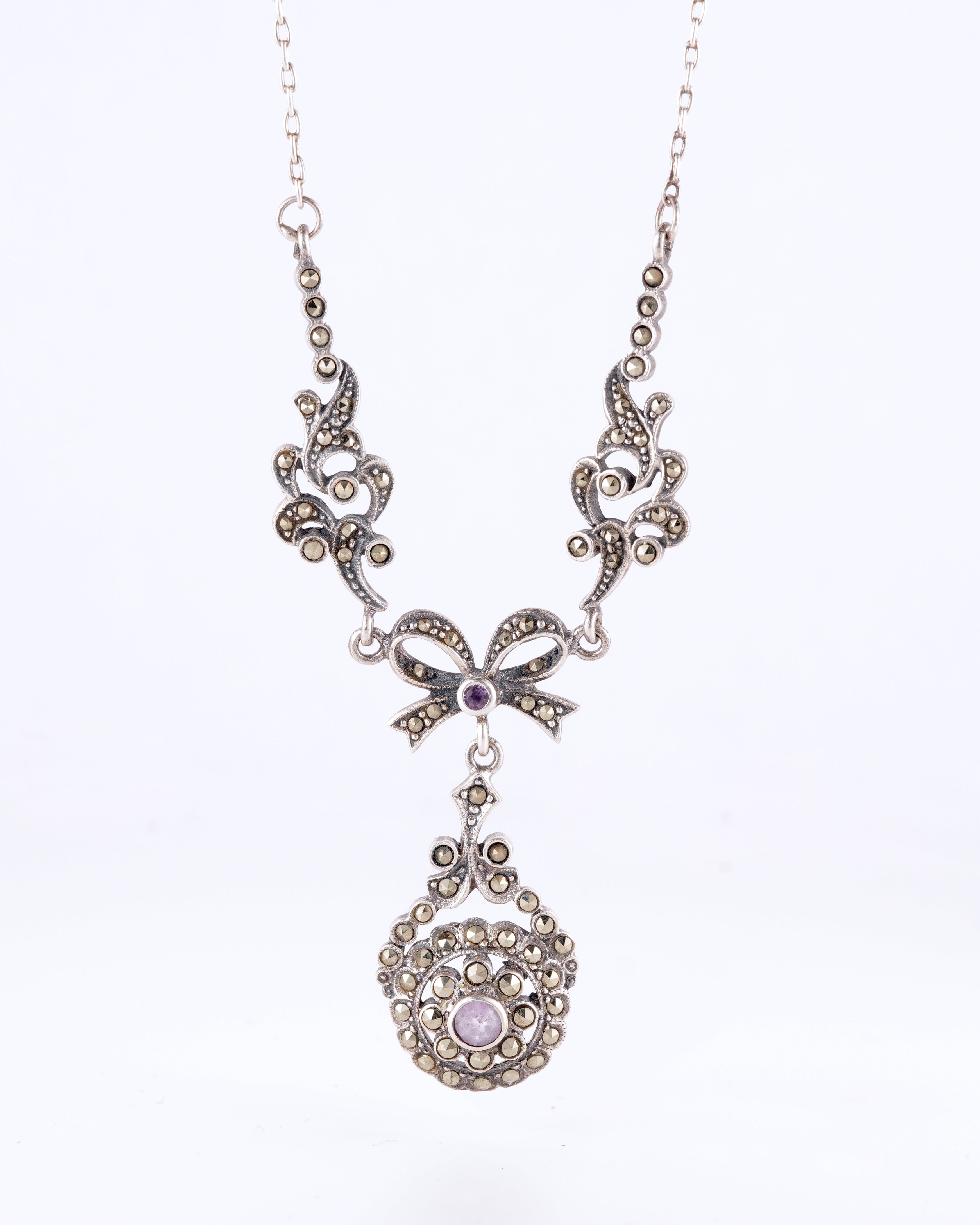 Bezauberndes Collier im romantischen Vintage-Stil mit floralen Elementen