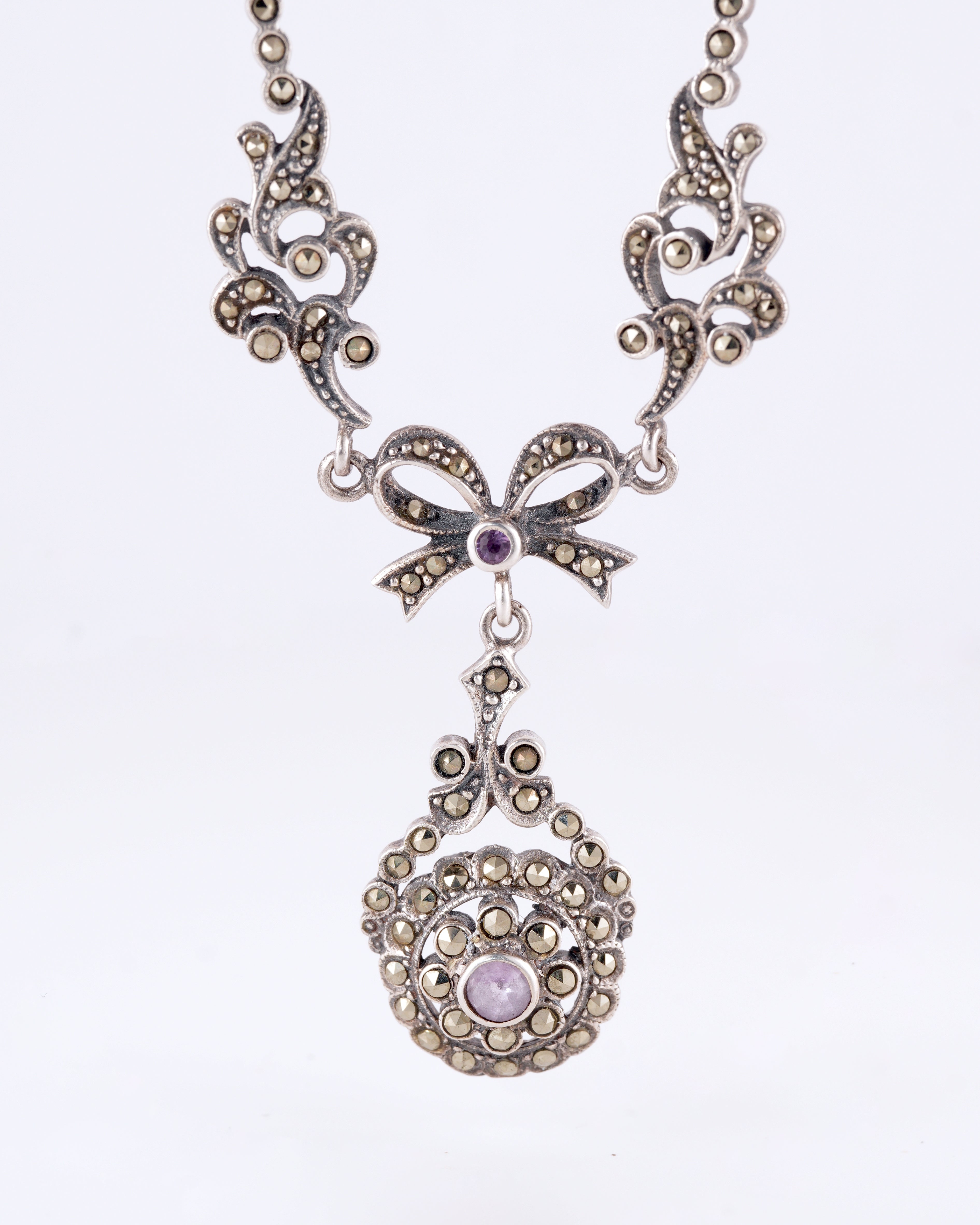 Bezauberndes Collier im romantischen Vintage-Stil mit floralen Elementen