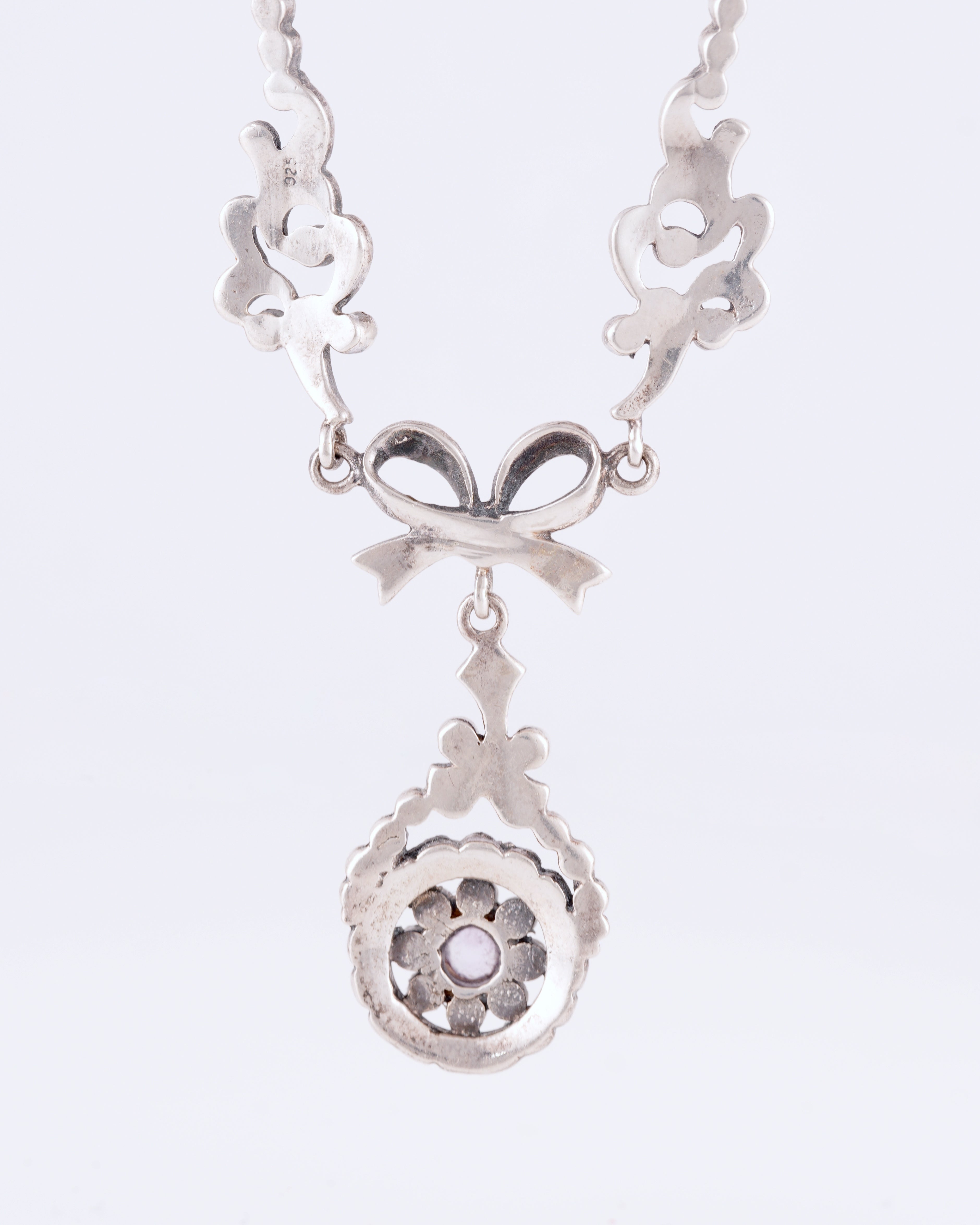 Bezauberndes Collier im romantischen Vintage-Stil mit floralen Elementen