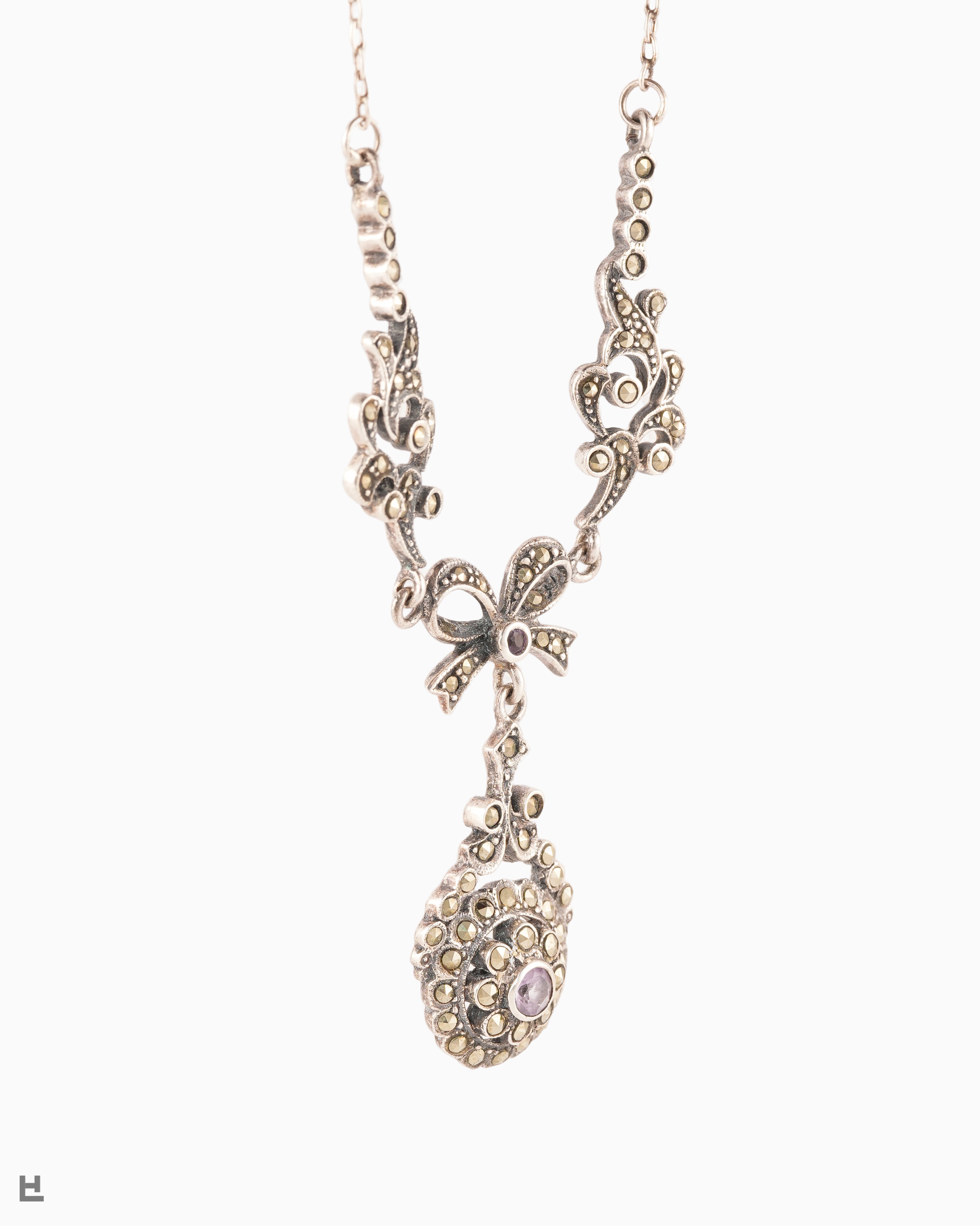 Bezauberndes Collier im romantischen Vintage-Stil mit floralen Elementen