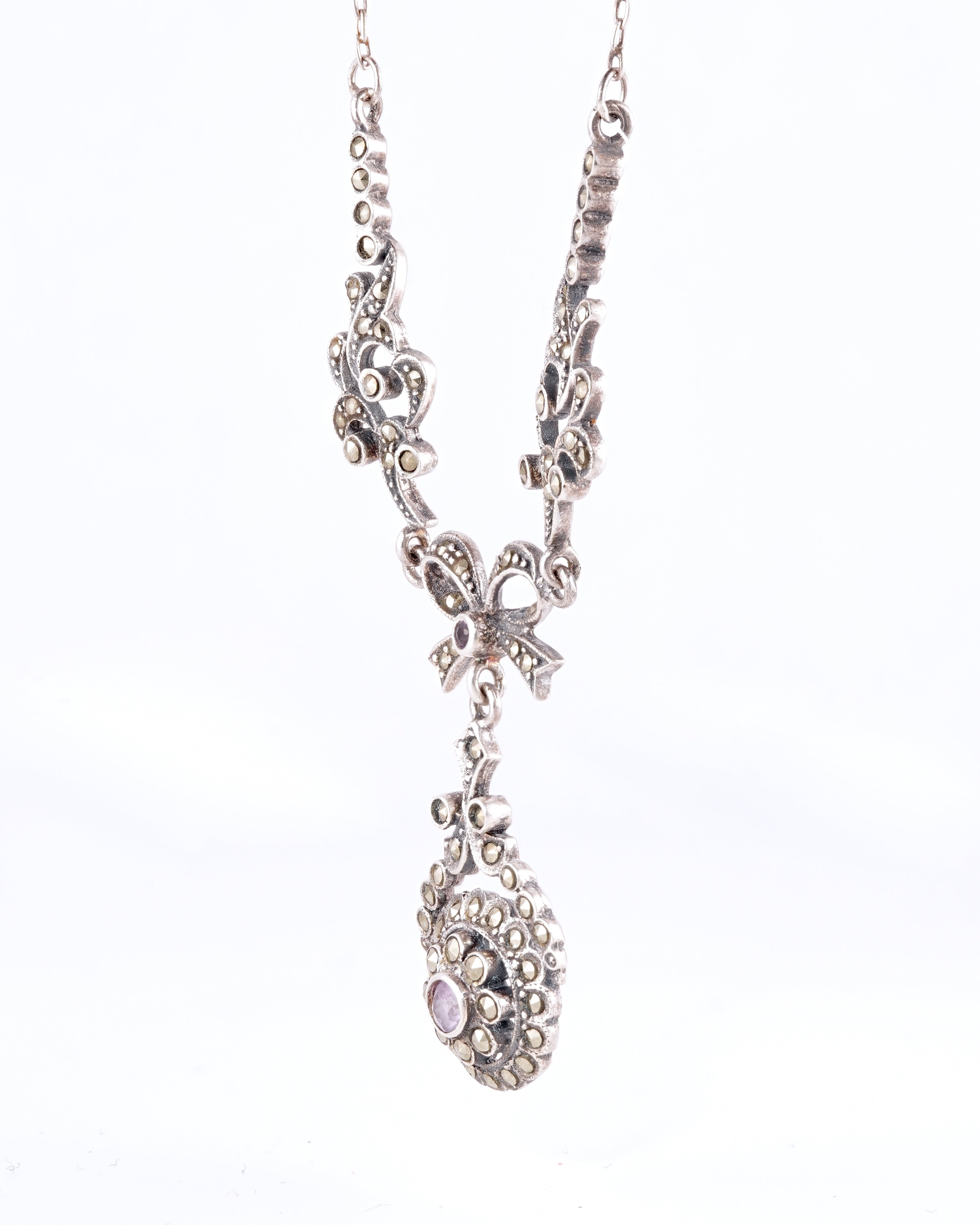 Bezauberndes Collier im romantischen Vintage-Stil mit floralen Elementen