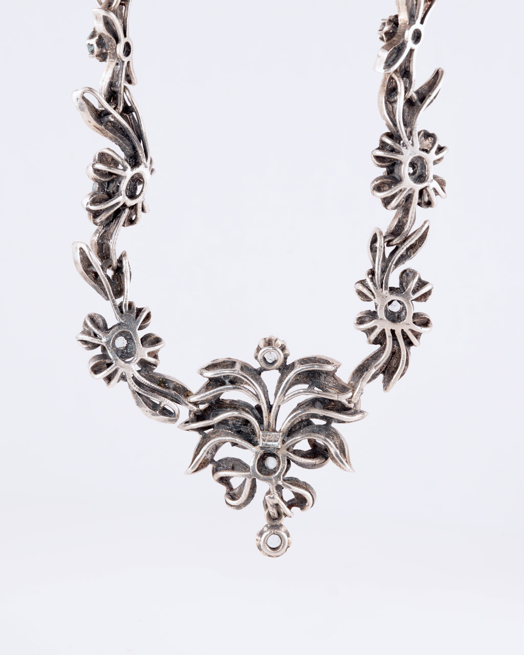 Adembenemende Vintage Halsketting in een Romantische en Florale Jugendstil