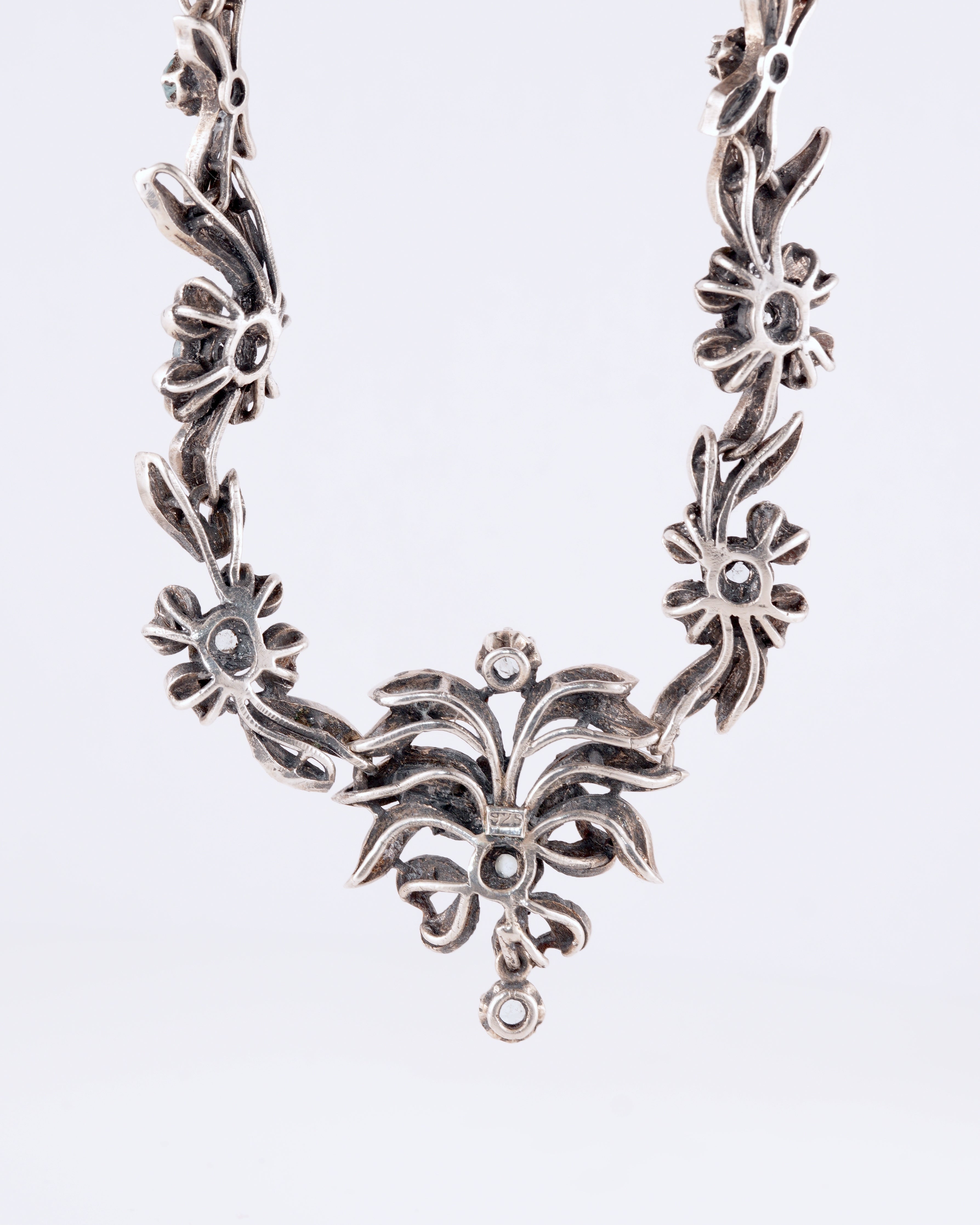Atemberaubende Vintage-Halskette im romantischen und floralen Jugendstil