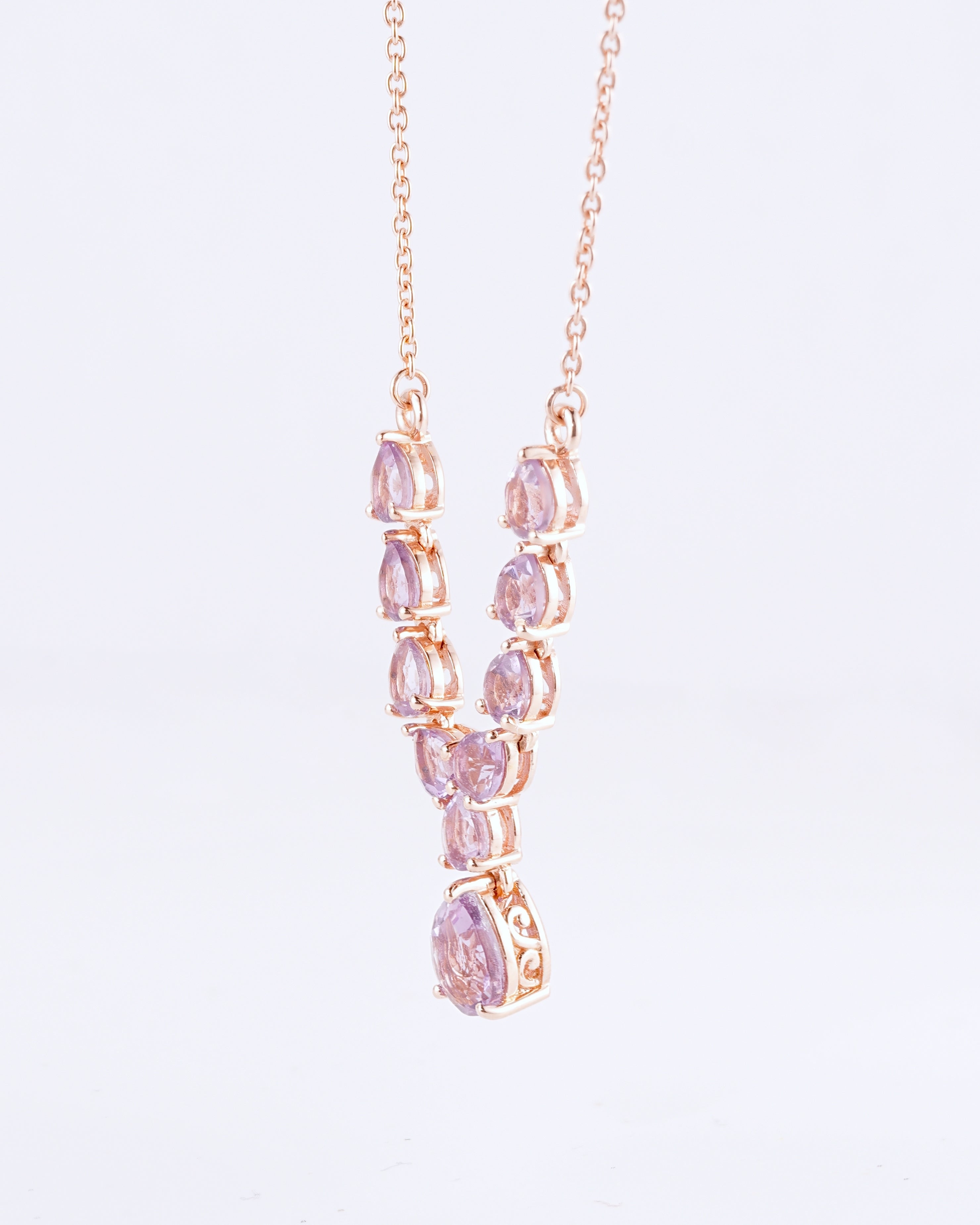 Zarte und atemberaubend elegante Y-Halskette mit pastellfarbenem Funkeln