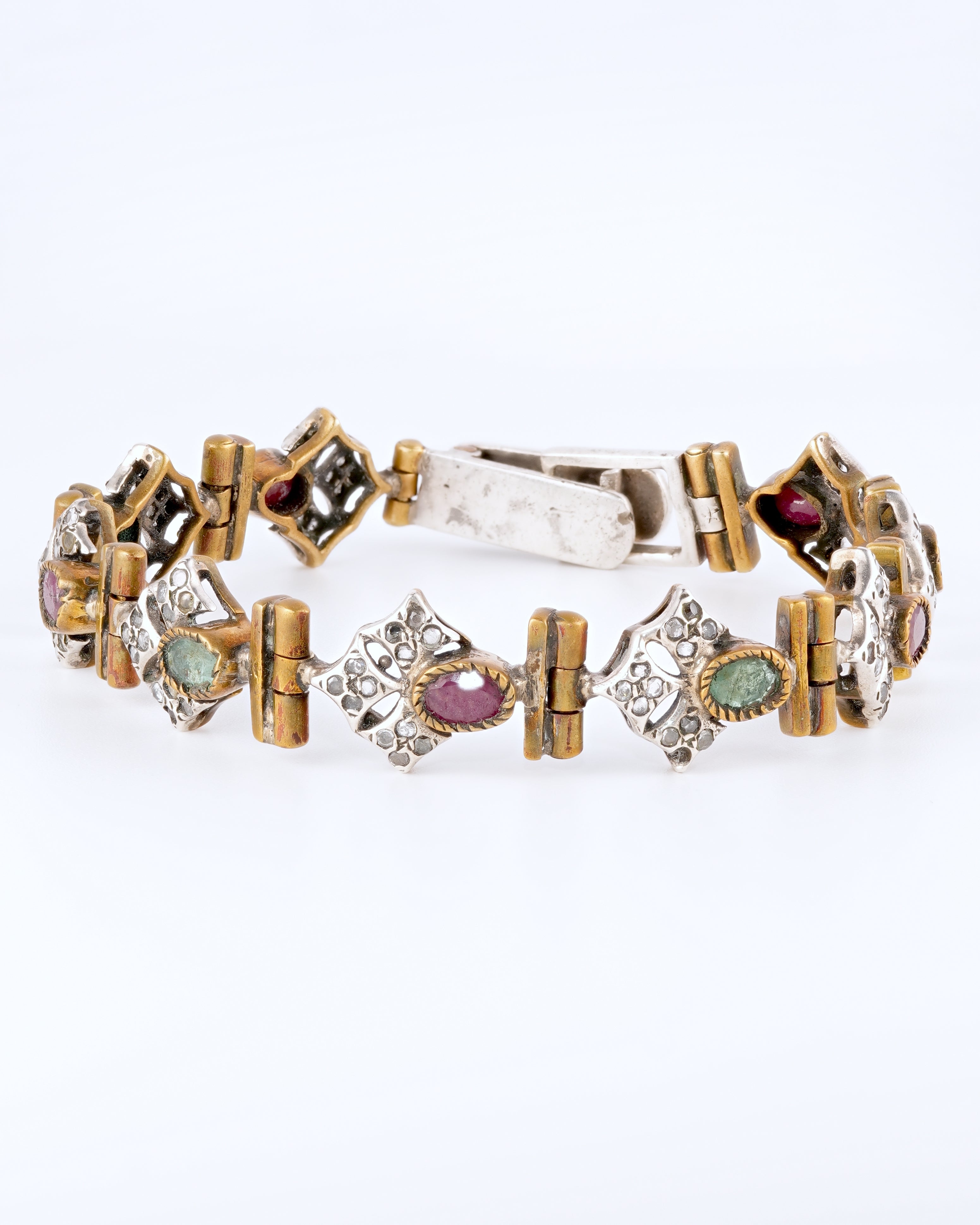 Prachtvolles und meisterhaft gearbeitetes historisches Armband im Antik-Stil