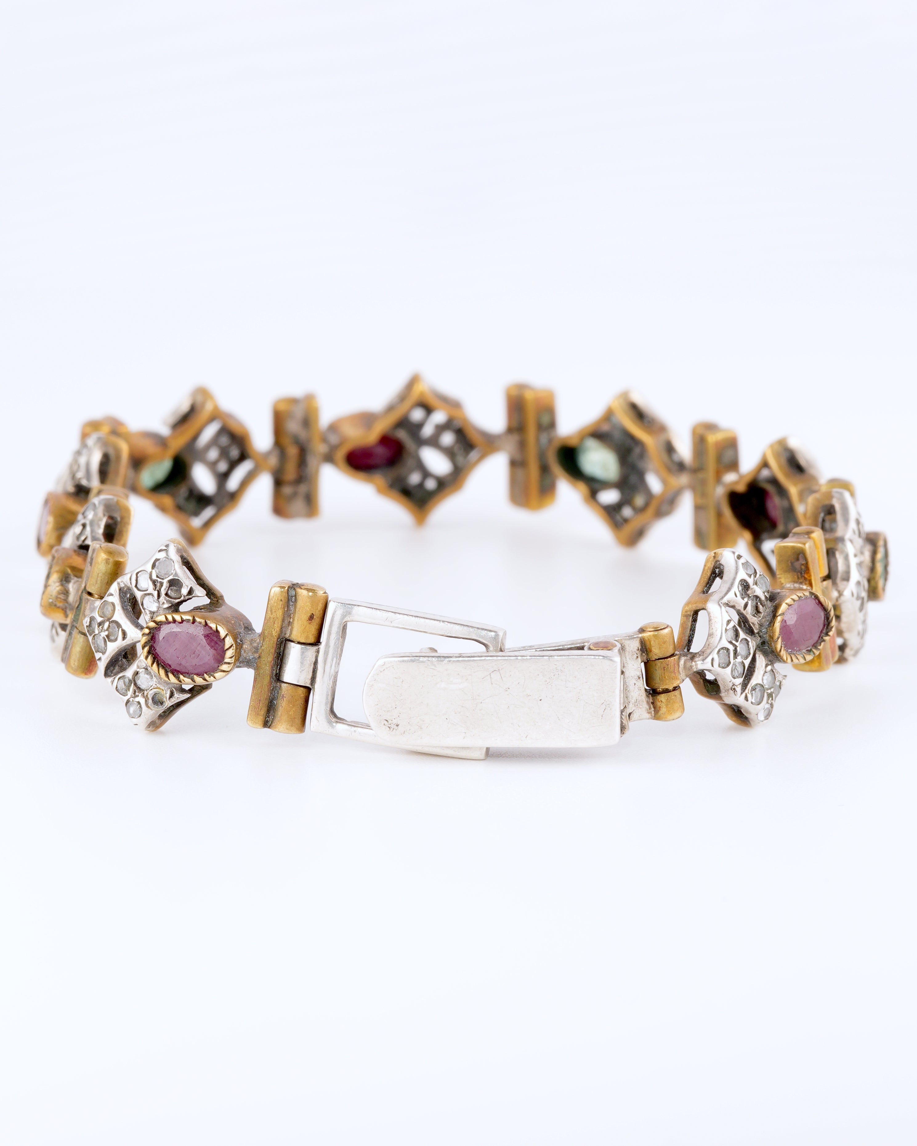 Prachtvolles und meisterhaft gearbeitetes historisches Armband im Antik-Stil