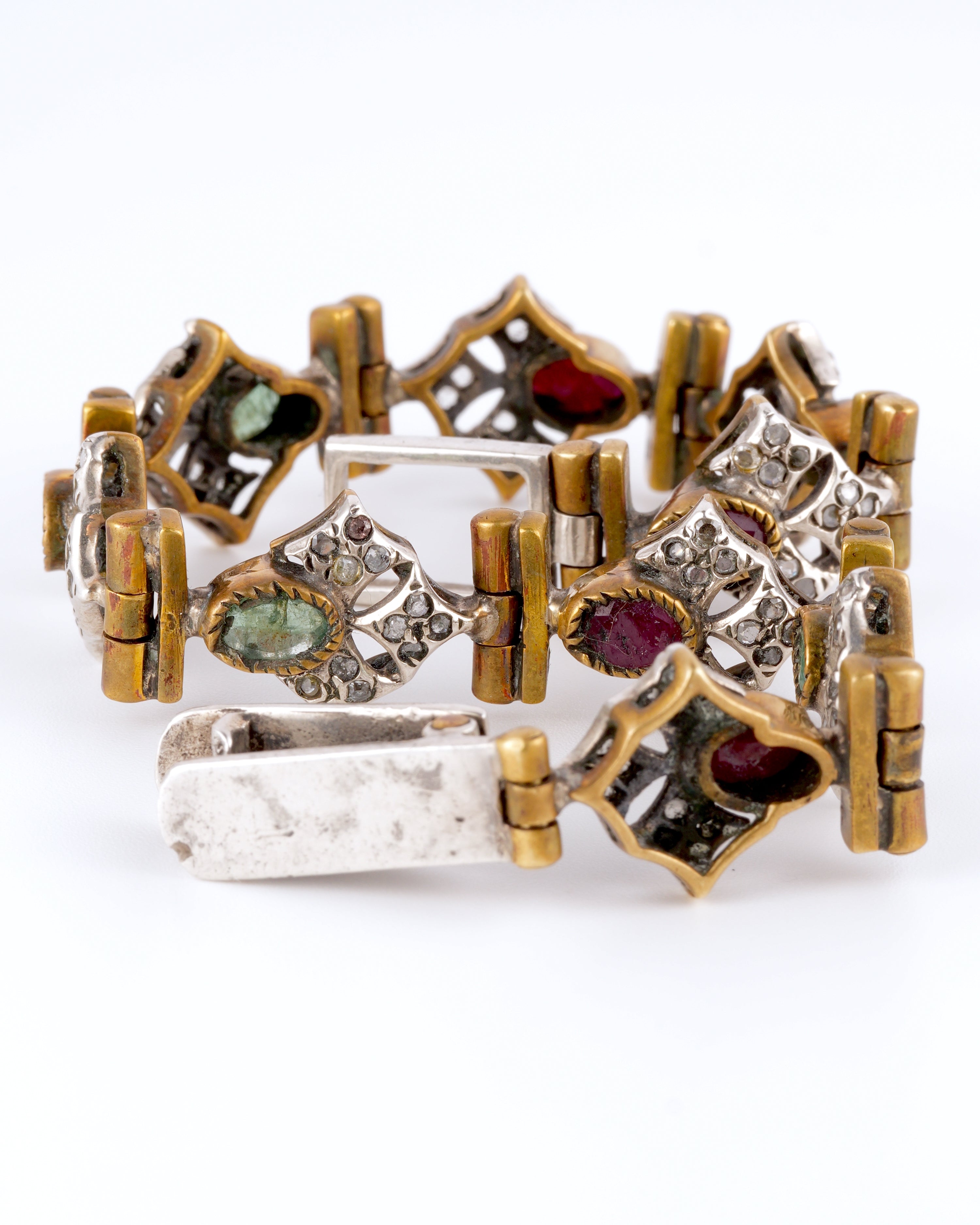 Prachtvolles und meisterhaft gearbeitetes historisches Armband im Antik-Stil
