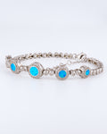 Bezauberndes und elegantes Armband mit intensiv leuchtenden blauen Akzenten