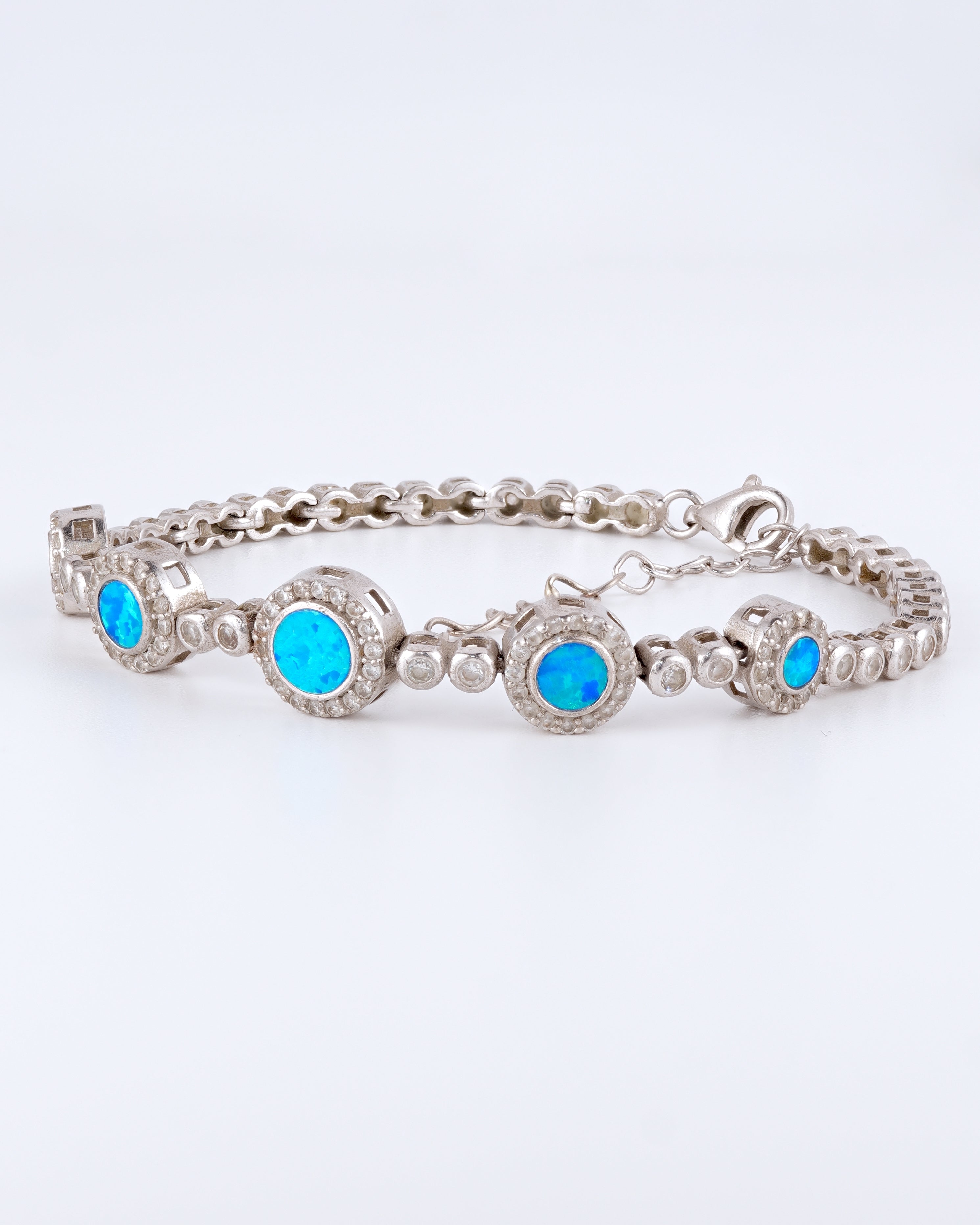 Bezauberndes und elegantes Armband mit intensiv leuchtenden blauen Akzenten