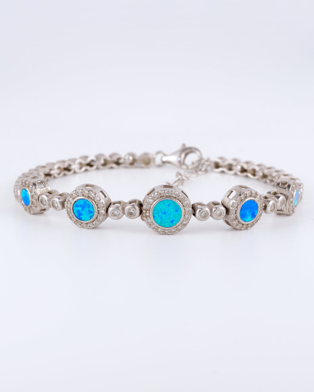 Bezauberndes und elegantes Armband mit intensiv leuchtenden blauen Akzenten