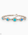 Elegantes Armband mit intensiv leuchtenden blauen Akzenten