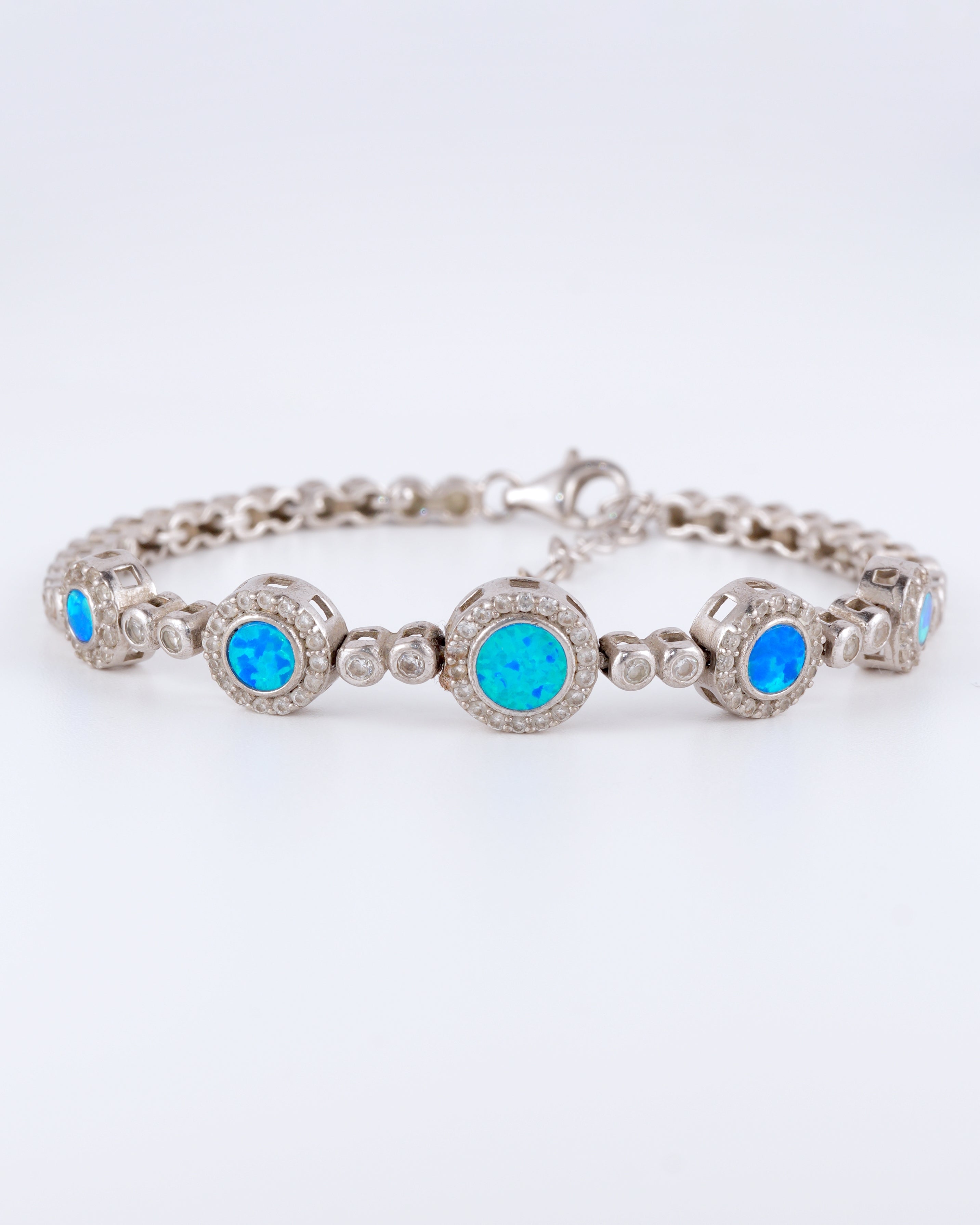 Bezauberndes und elegantes Armband mit intensiv leuchtenden blauen Akzenten