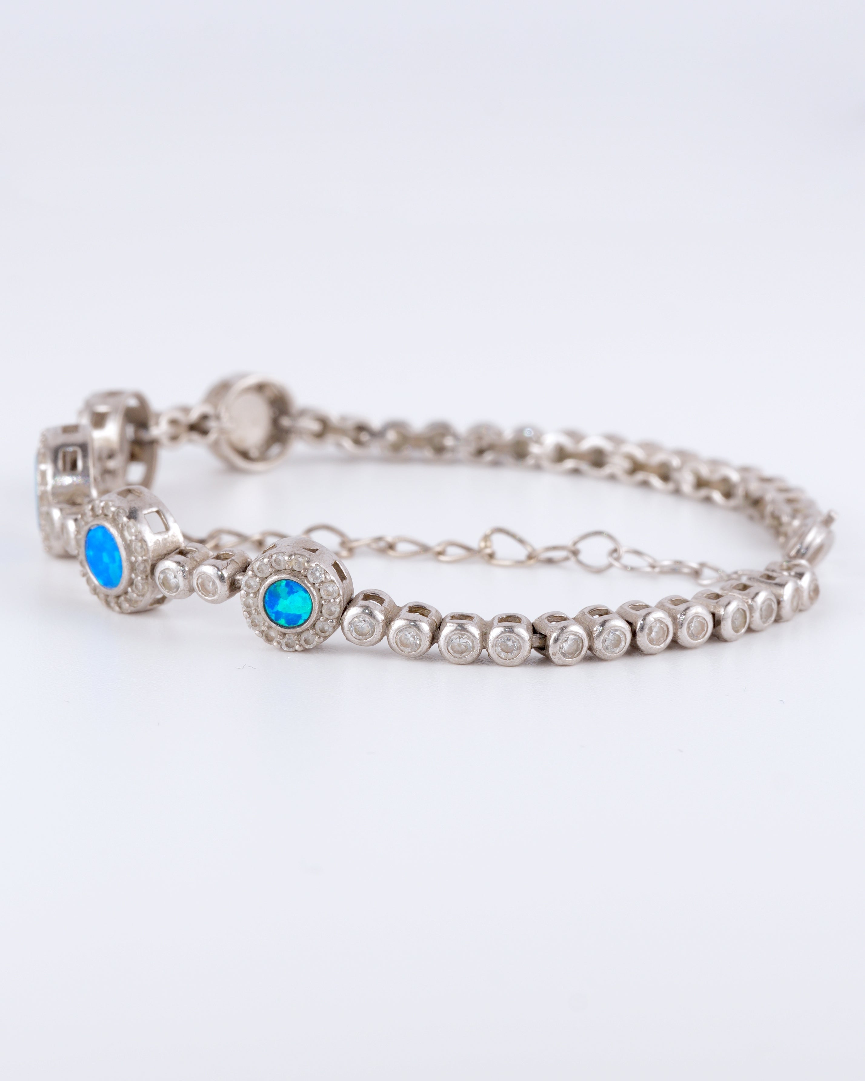 Bezauberndes und elegantes Armband mit intensiv leuchtenden blauen Akzenten