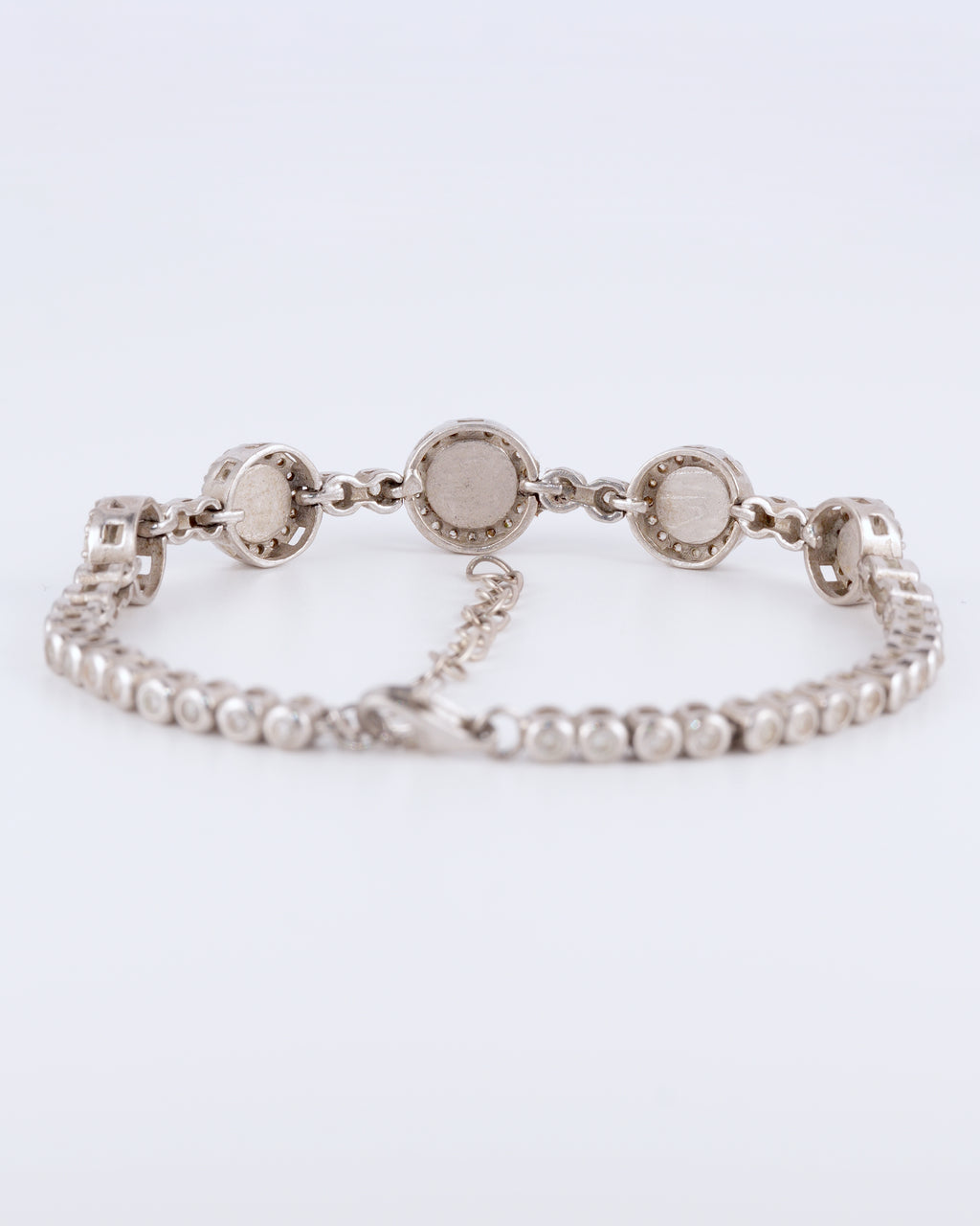 Bezauberndes und elegantes Armband mit intensiv leuchtenden blauen Akzenten