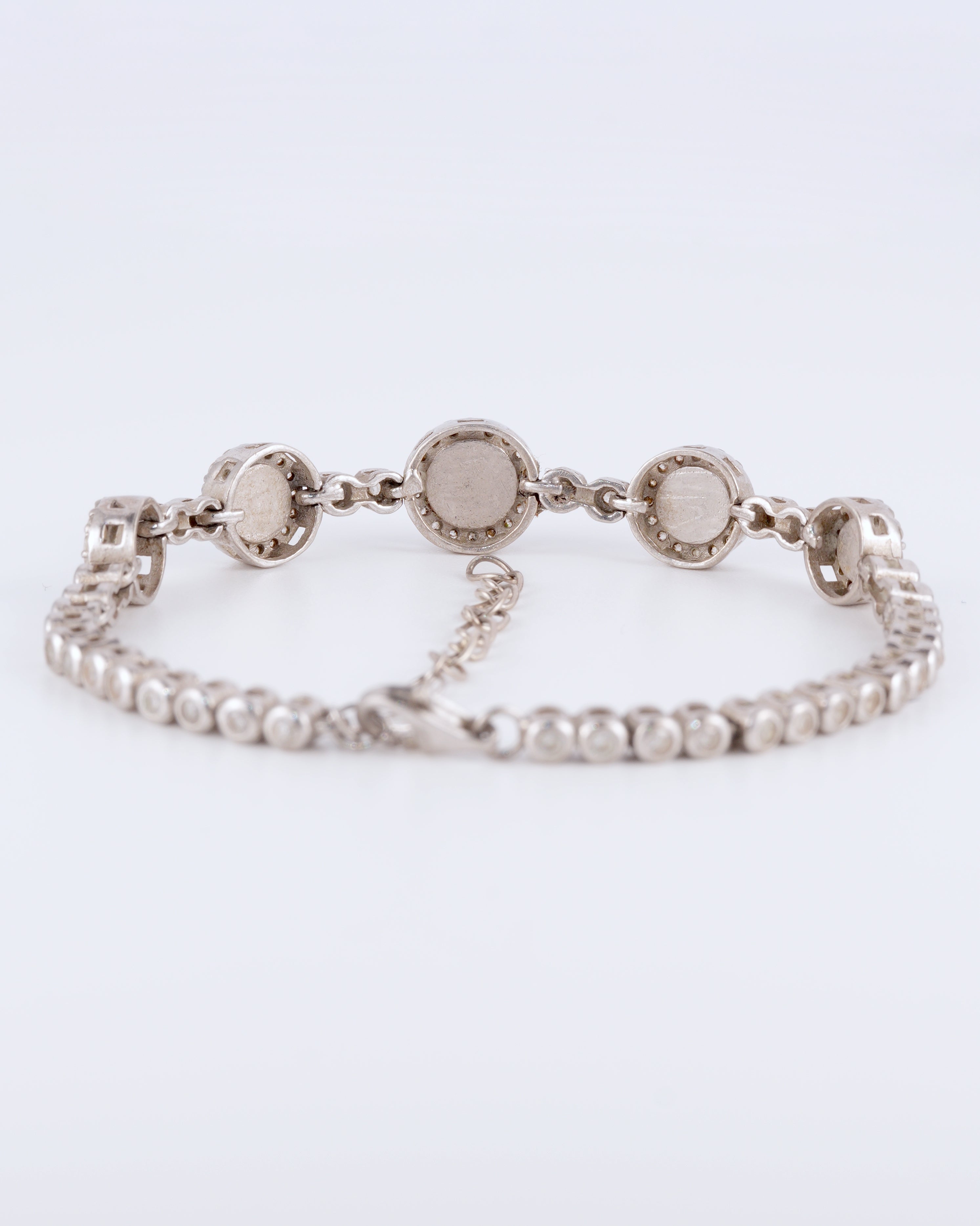 Bezauberndes und elegantes Armband mit intensiv leuchtenden blauen Akzenten