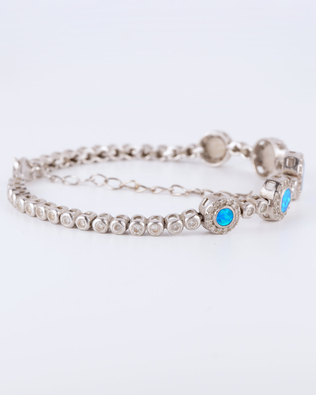 Bezauberndes und elegantes Armband mit intensiv leuchtenden blauen Akzenten