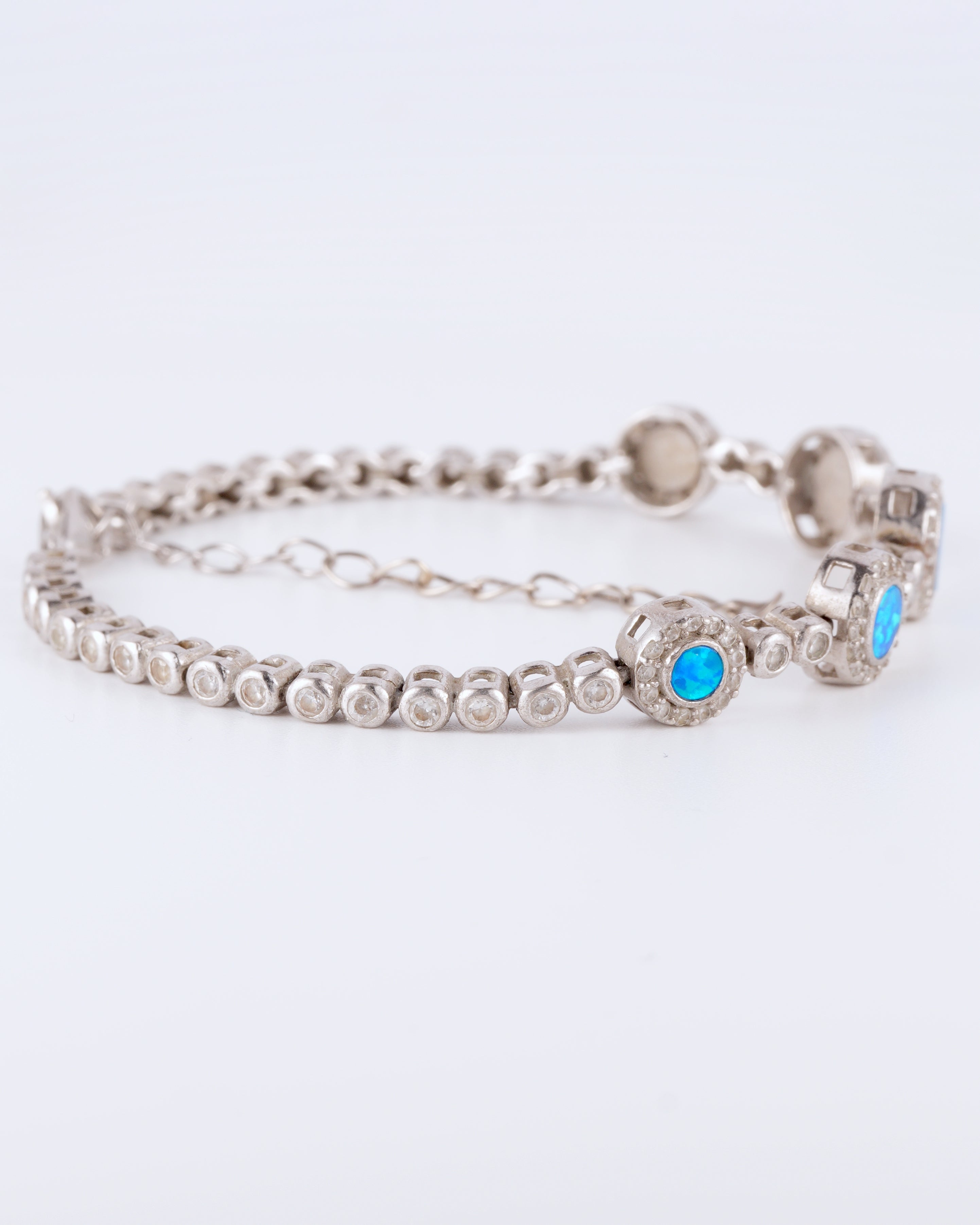 Bezauberndes und elegantes Armband mit intensiv leuchtenden blauen Akzenten
