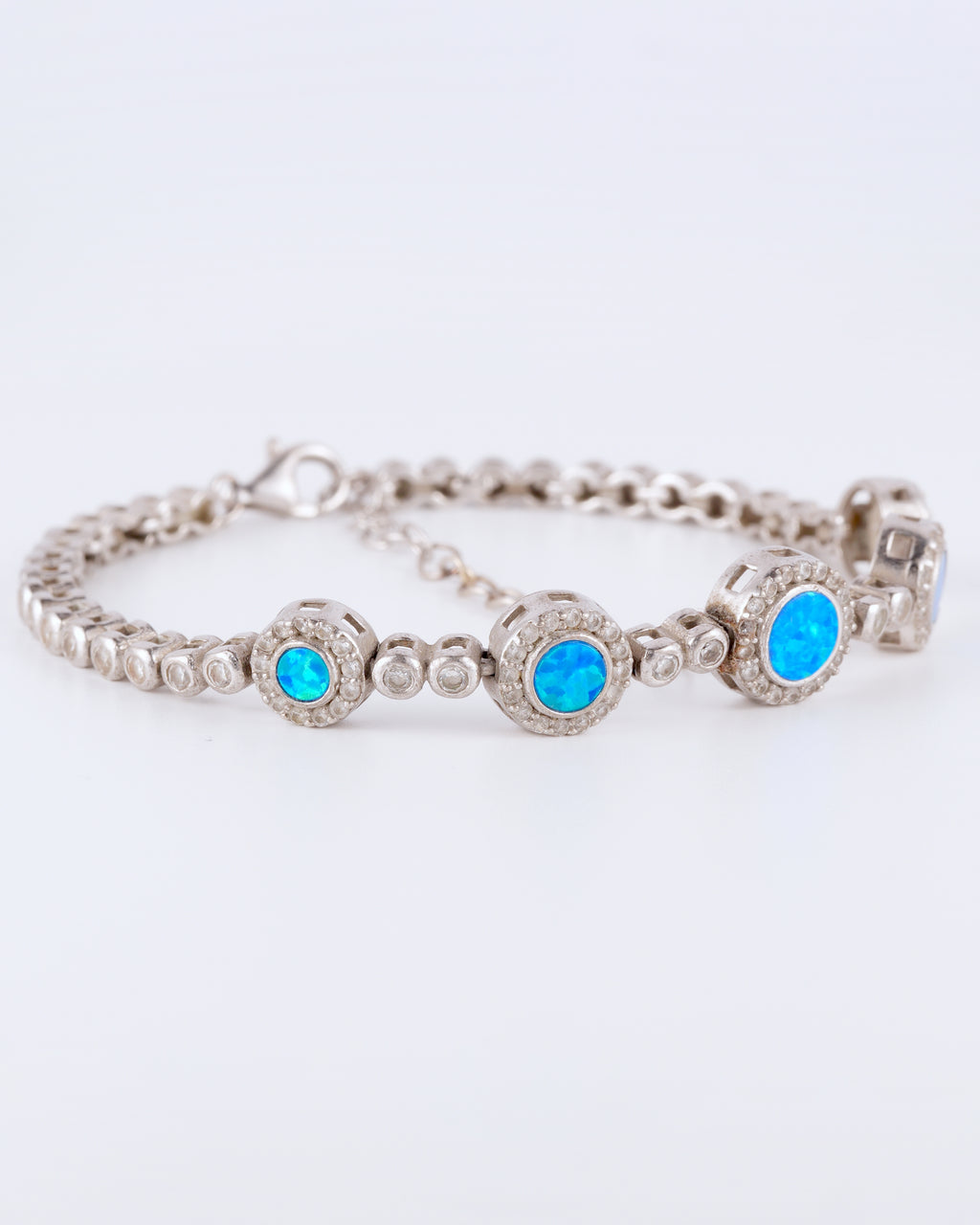 Bezauberndes und elegantes Armband mit intensiv leuchtenden blauen Akzenten