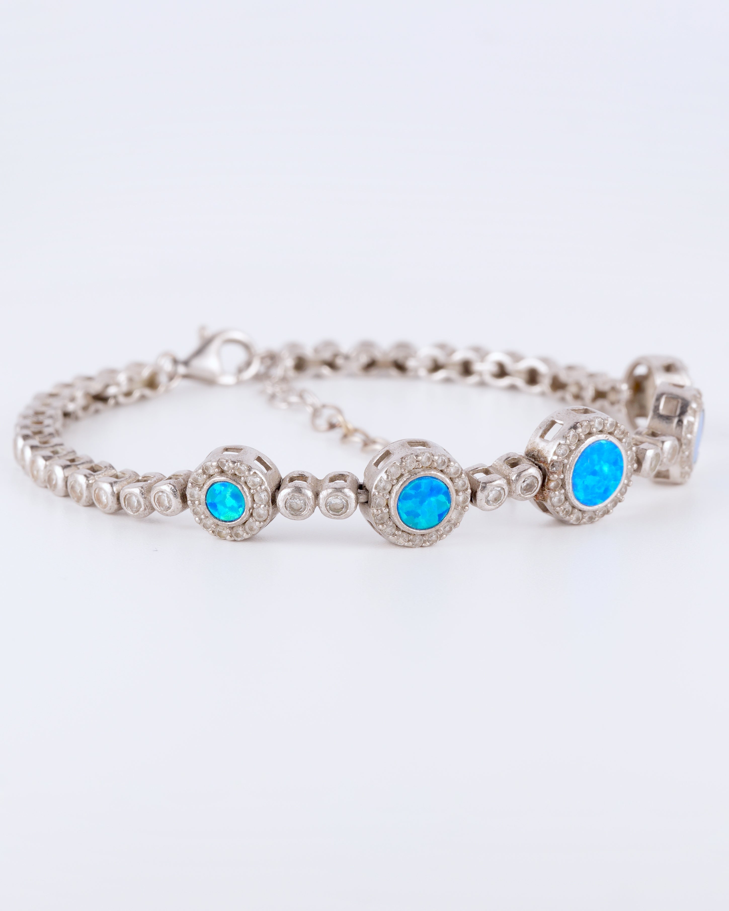 Bezauberndes und elegantes Armband mit intensiv leuchtenden blauen Akzenten