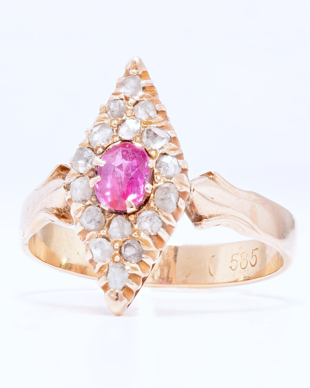 Antiker Navette-Ring aus Roségold mit Rubin und Altschliff-Diamanten