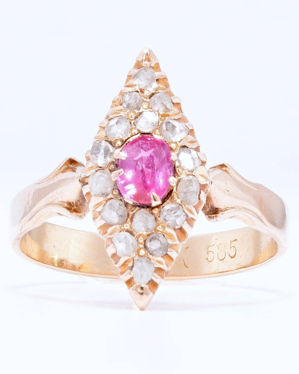 Antiker Navette-Ring aus Roségold mit Rubin und Altschliff-Diamanten