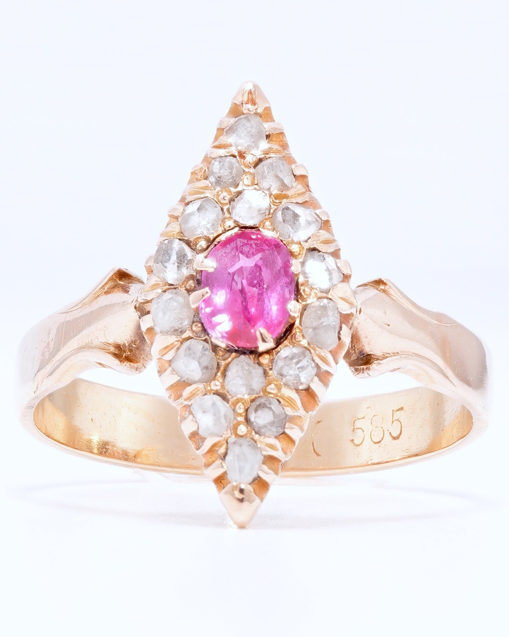 Antiker Navette-Ring aus Roségold mit Rubin und Altschliff-Diamanten