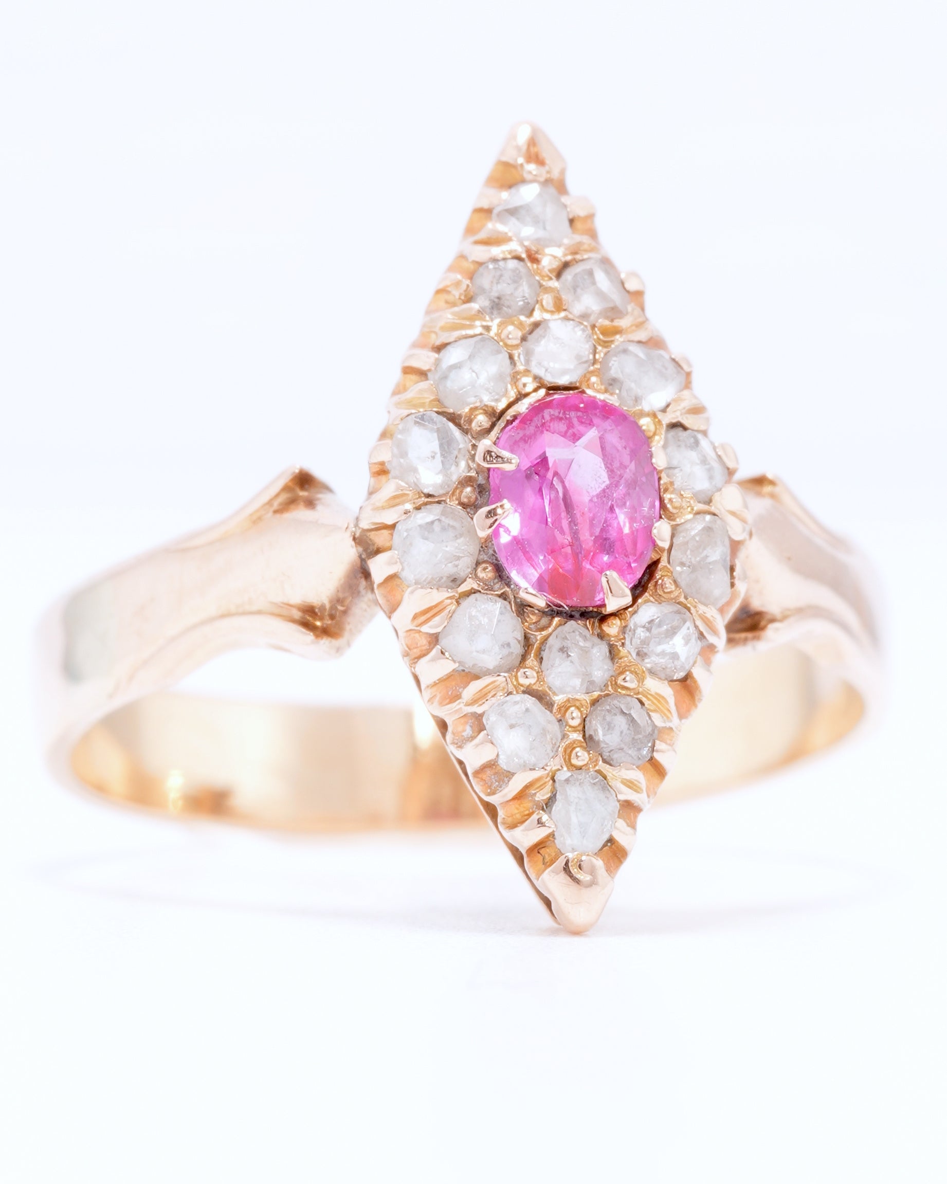 Antiker Navette-Ring aus Roségold mit Rubin und Altschliff-Diamanten