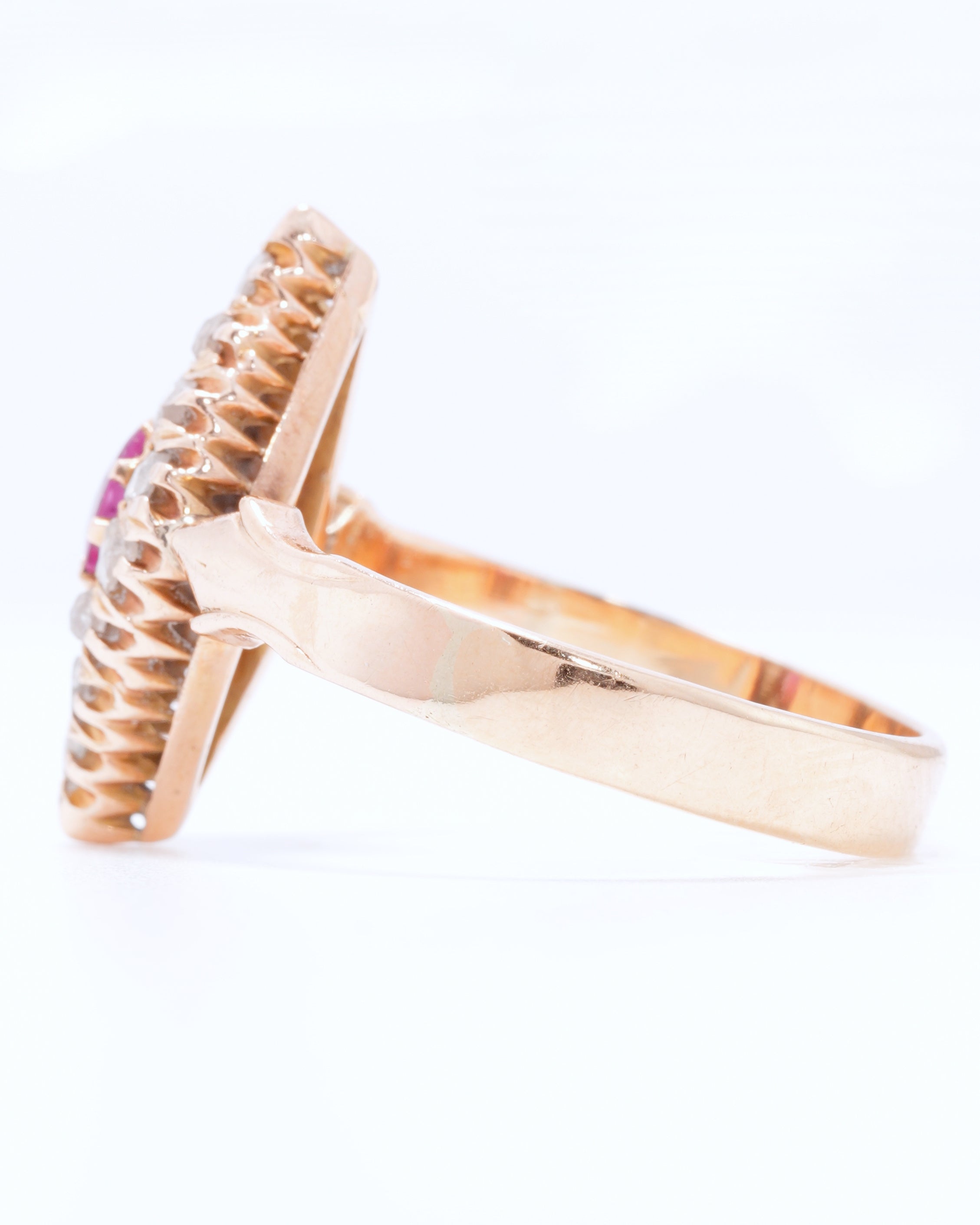 Antiker Navette-Ring aus Roségold mit Rubin und Altschliff-Diamanten