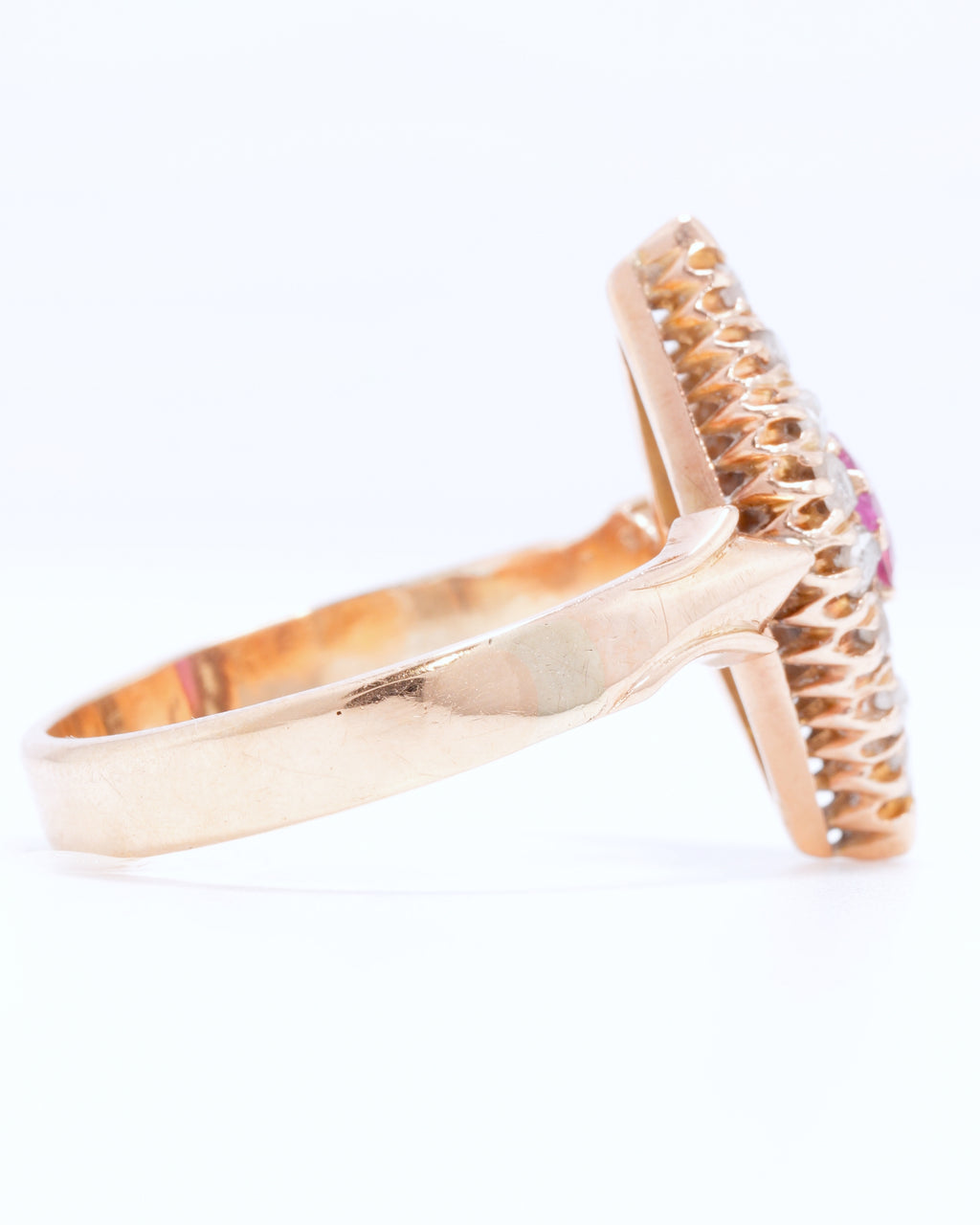Antiker Navette-Ring aus Roségold mit Rubin und Altschliff-Diamanten