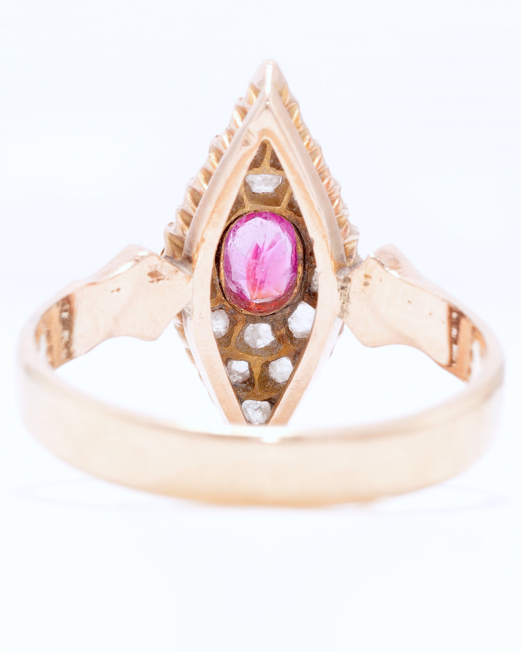 Antiker Navette-Ring aus Roségold mit Rubin und Altschliff-Diamanten