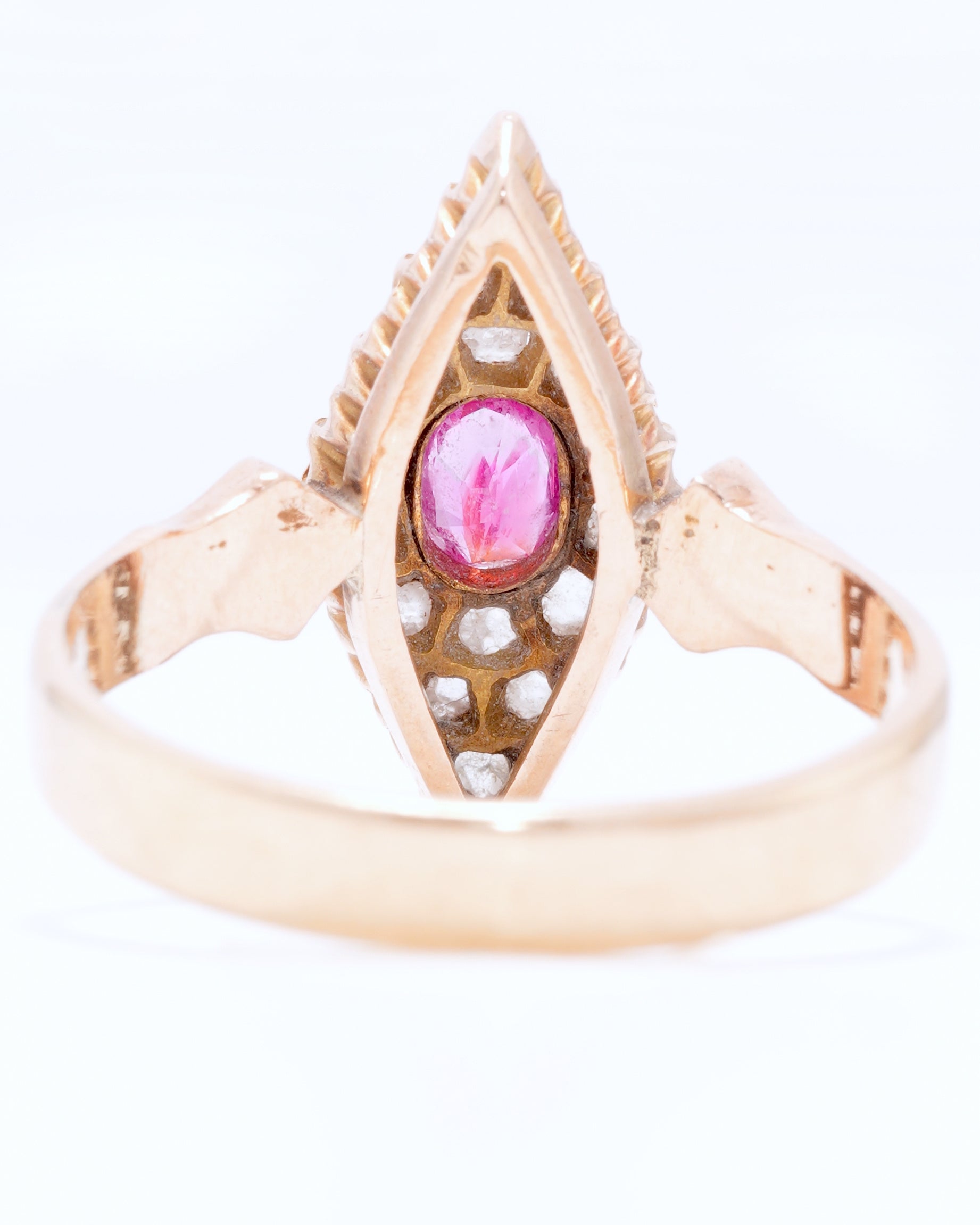 Antiker Navette-Ring aus Roségold mit Rubin und Altschliff-Diamanten