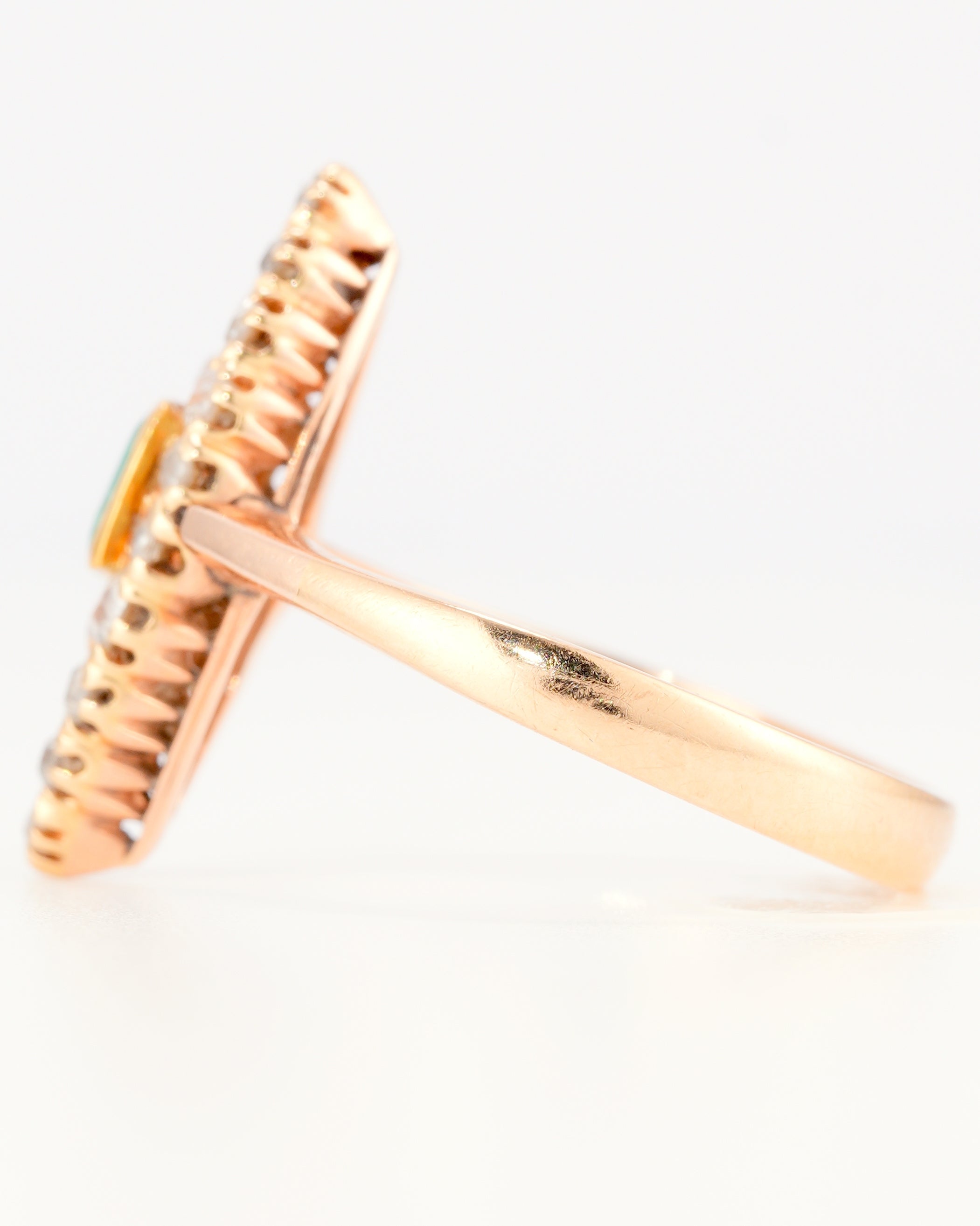Exquisiter Navette-Ring aus 18K Gelbgold mit Smaragd und Altschliff-Diamanten
