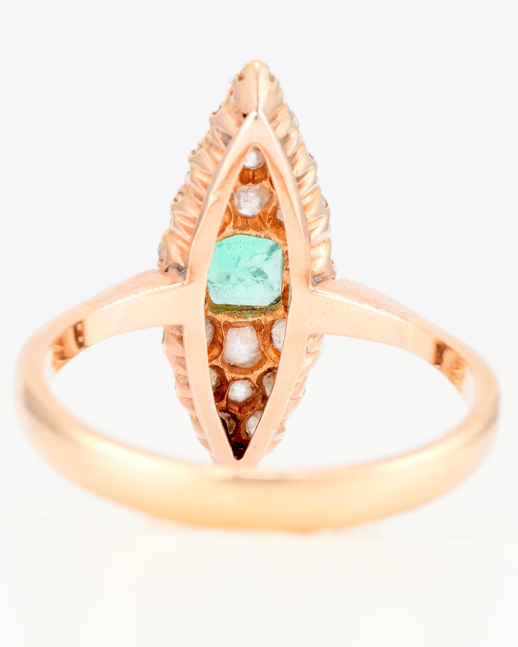 Exquisiter Navette-Ring aus 18K Gelbgold mit Smaragd und Altschliff-Diamanten