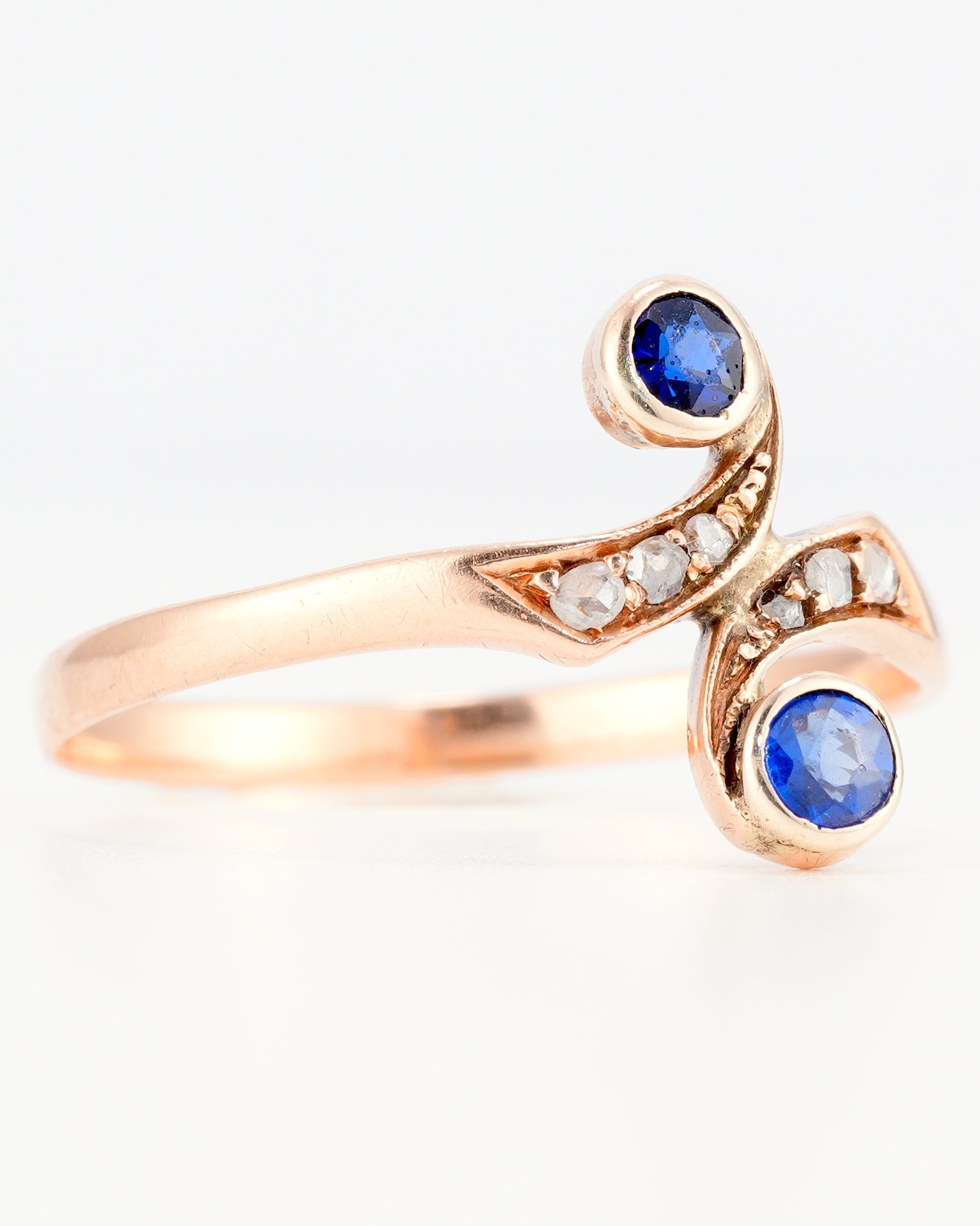 Antiker Toi et Moi Jugendstil-Ring aus russischem Roségold mit Saphiren und Diamanten