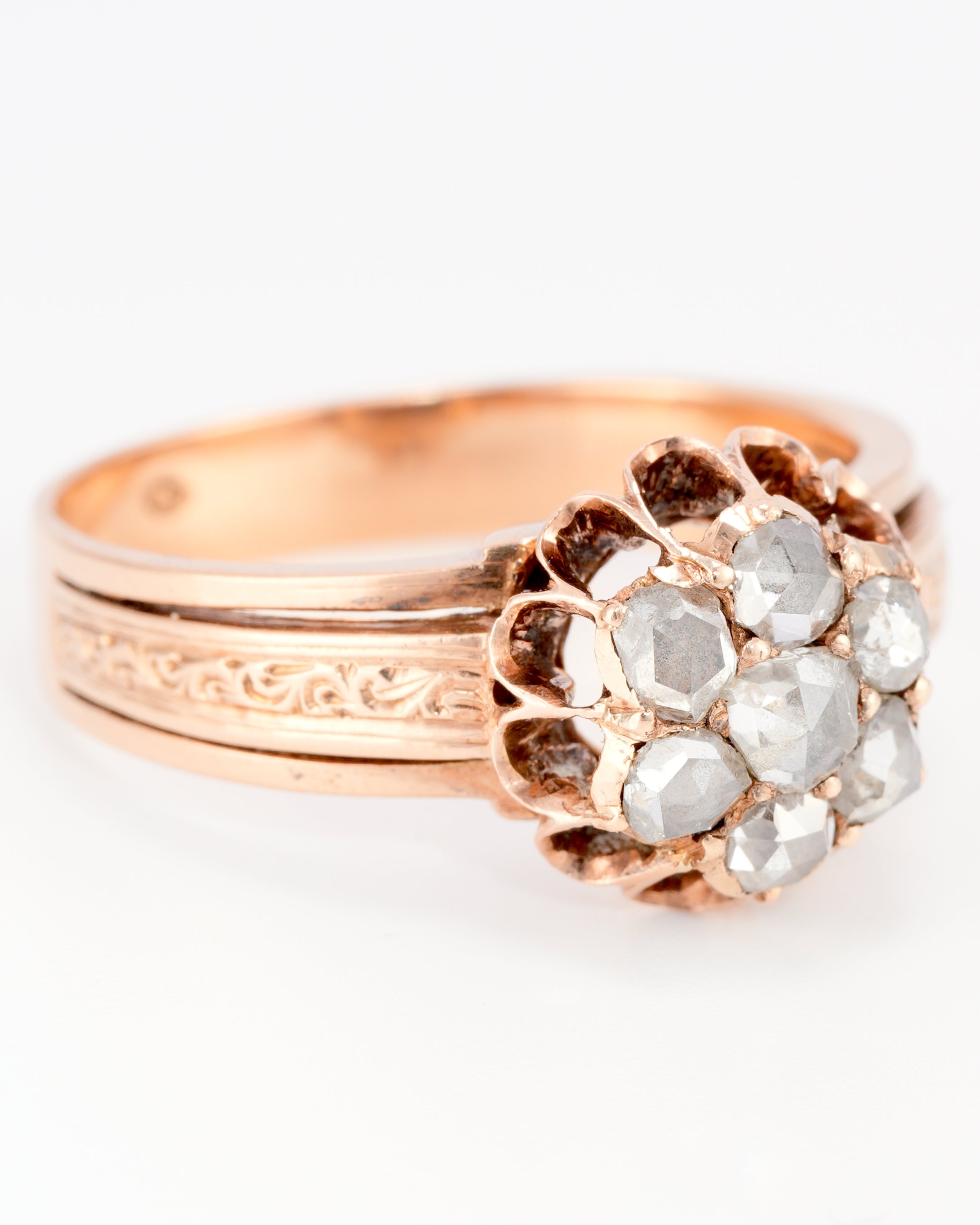 Exquisiter und musealer historischer Ring im floralen und antiken Design